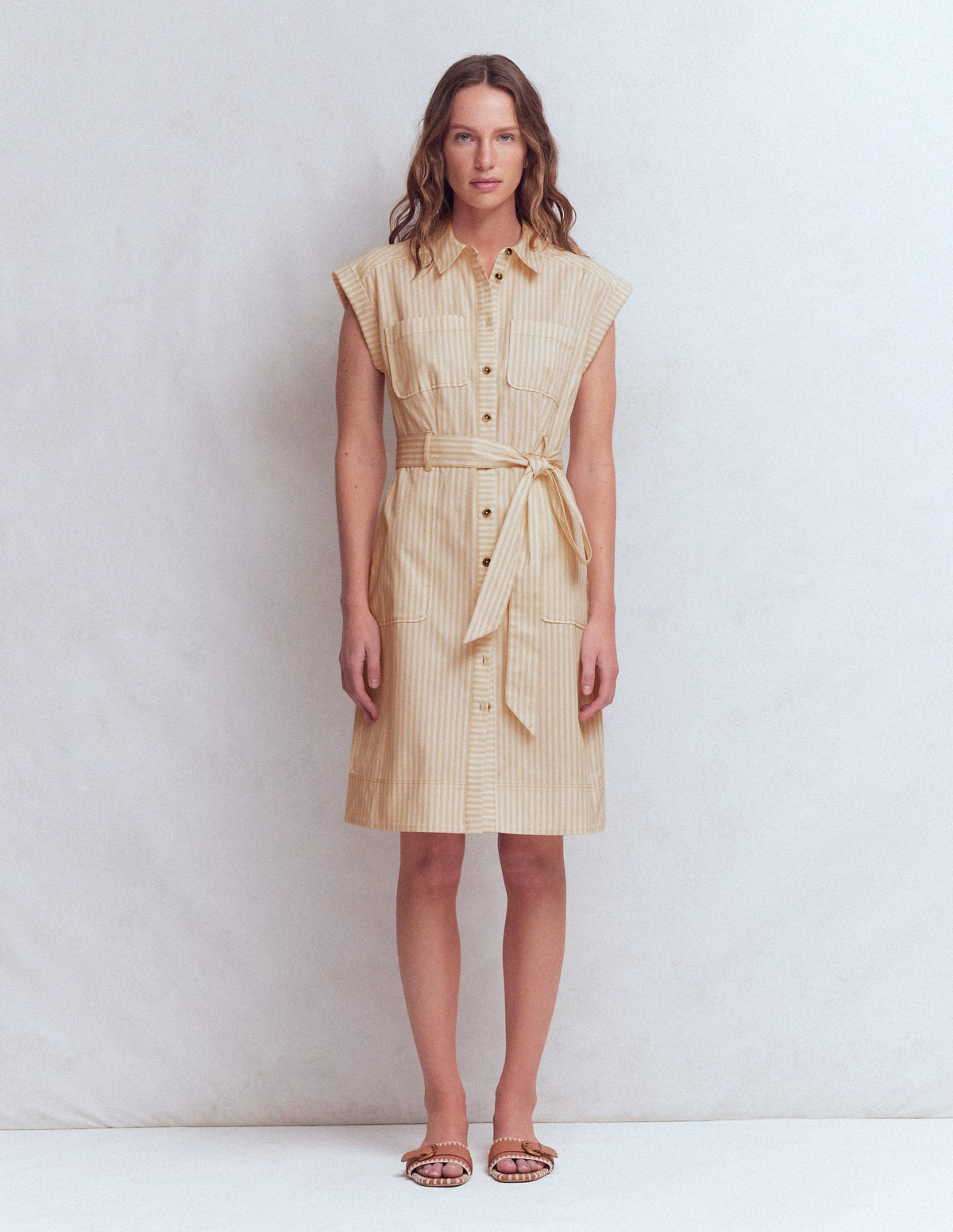 Kurzes Hemdblusenkleid mit Gürtel-Braun, Naturweiß Drillich Streifen - Image 5