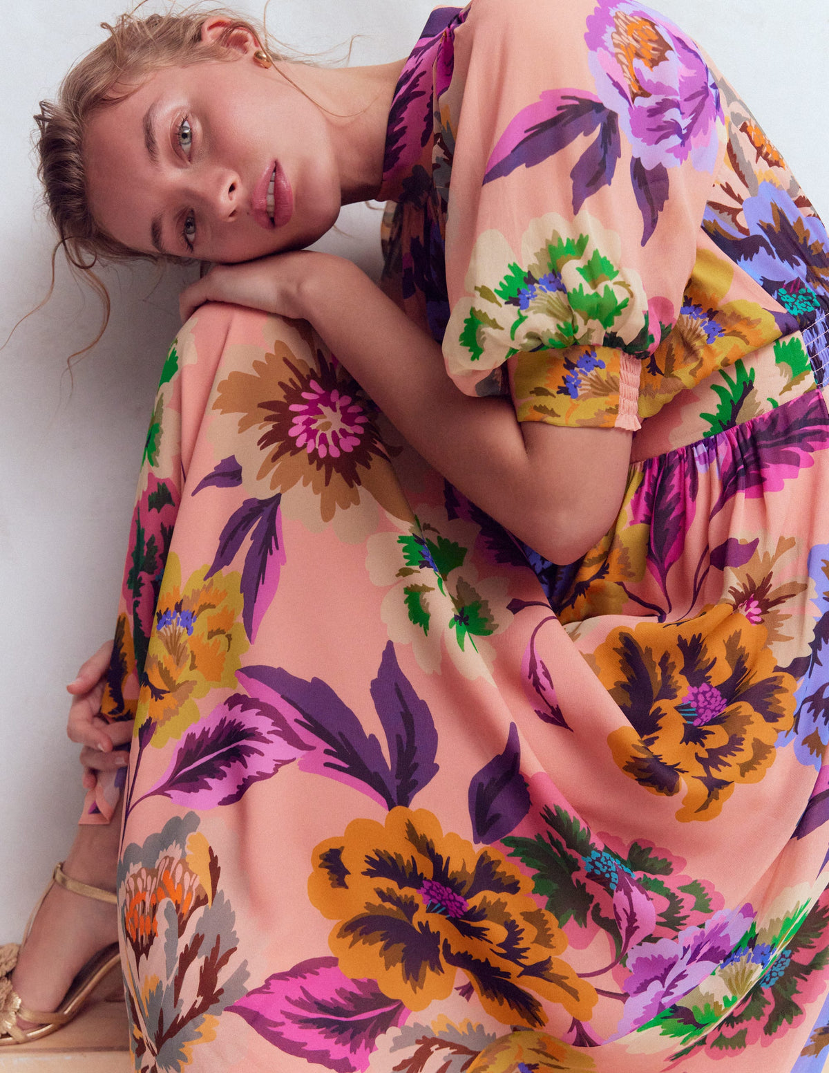 Hochgeschlossenes Kleid mit Blousonärmeln-Bunt Opulente Blüten - Image 1