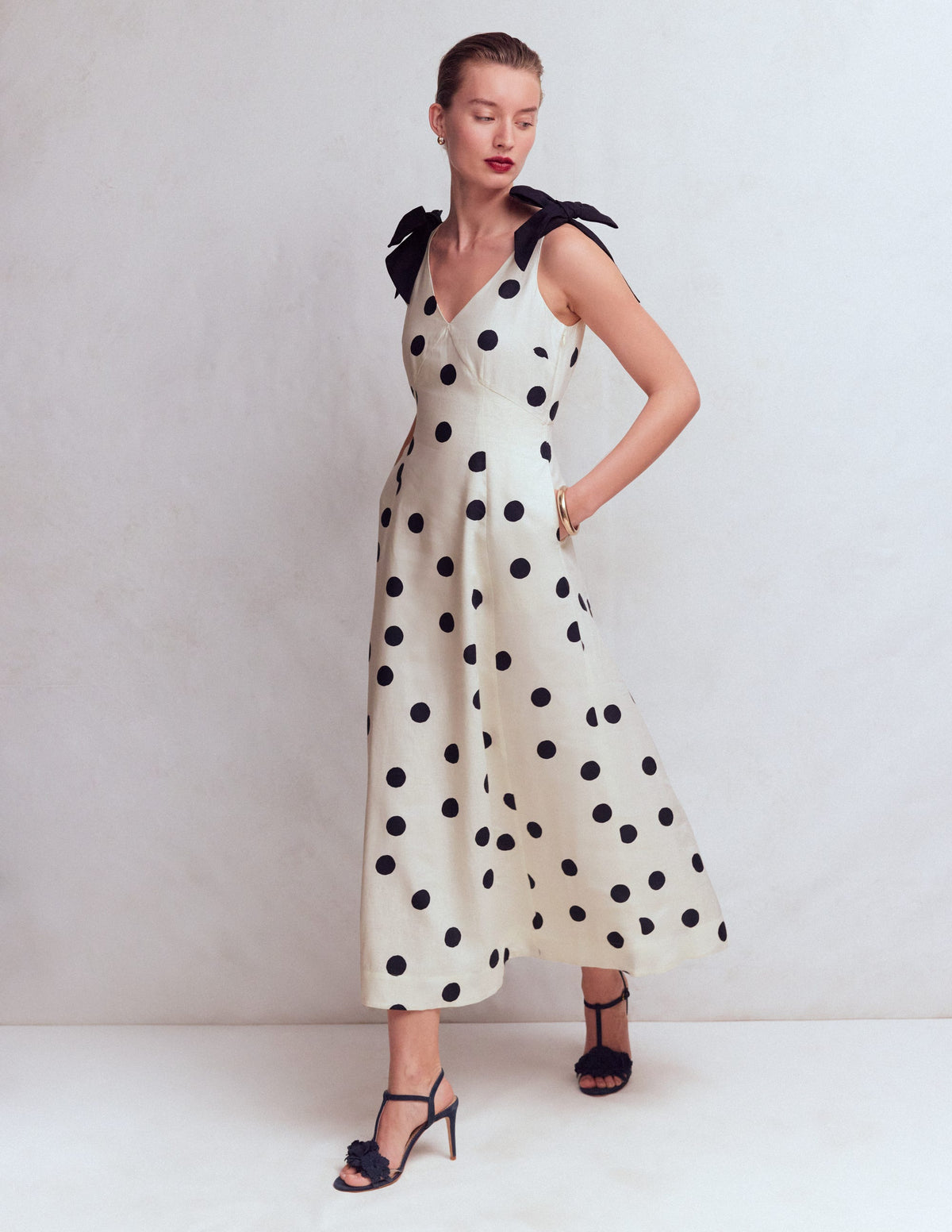 Empire-Leinenkleid mit Schleifen-Naturweiß Gemalte Tupfen - Image 1