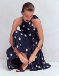 Roisin Maxikleid mit Bindeband am Ausschnitt-Marineblau Gemalte Tupfen