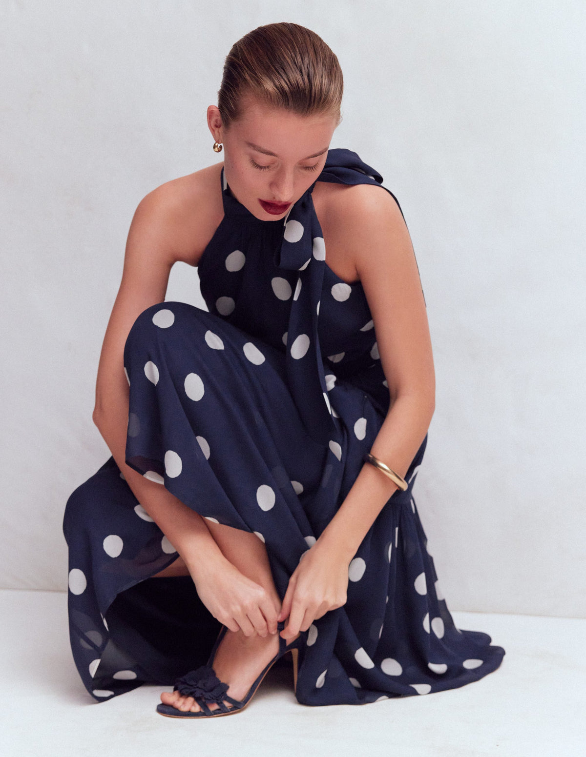 Roisin Maxikleid mit Bindeband am Ausschnitt-Marineblau Gemalte Tupfen-1