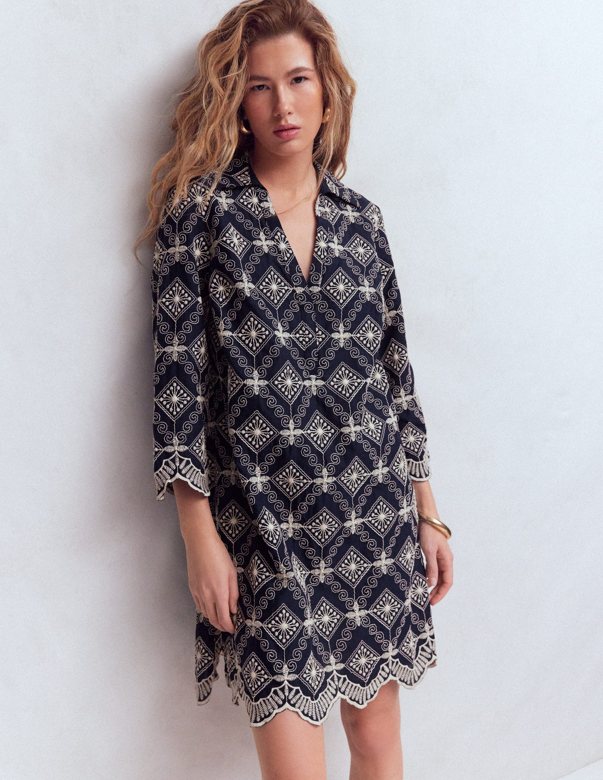 Robe courte Carmen à broderie anglaise-Broderie anglaise bleu marine-1