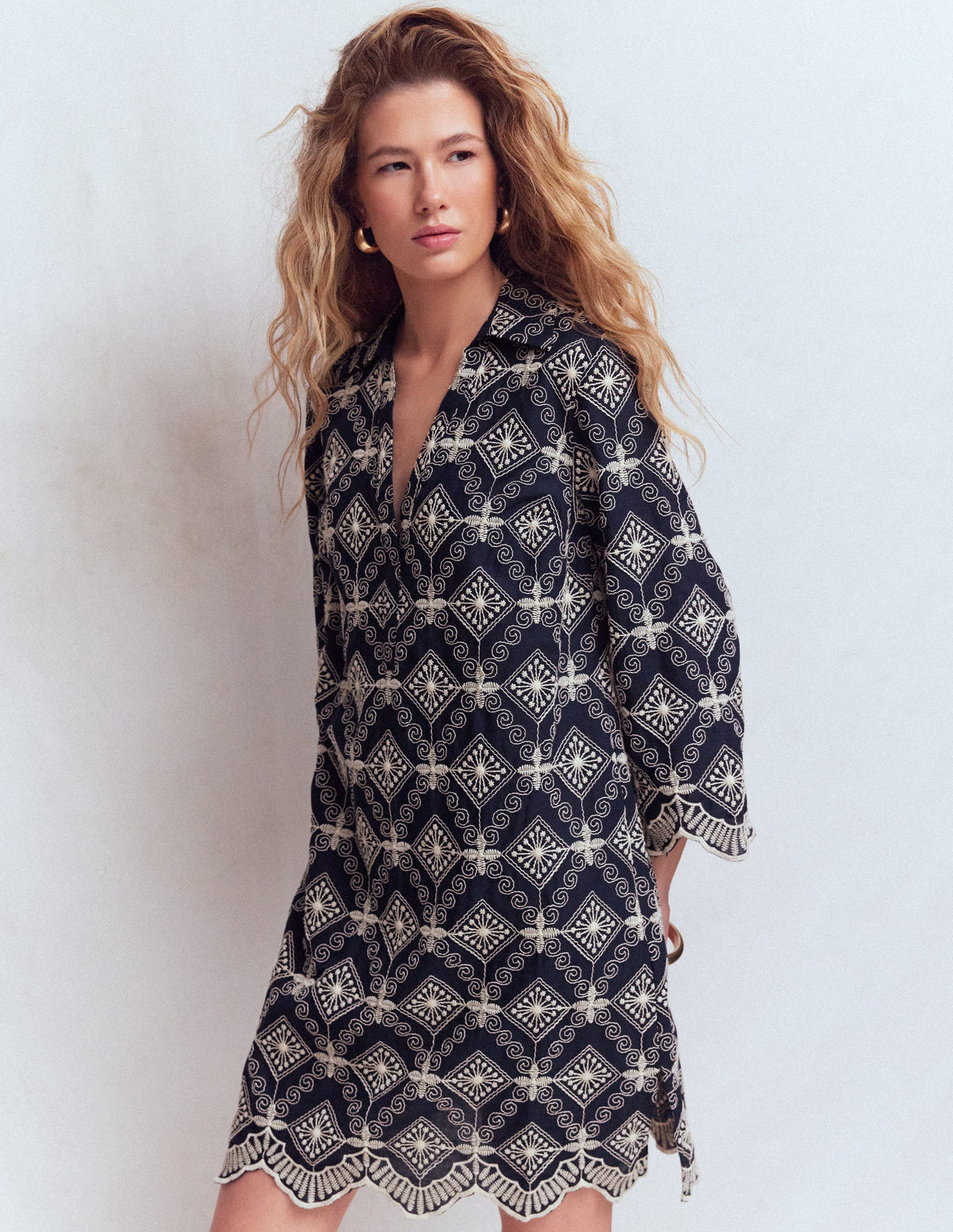 Robe courte Carmen à broderie anglaise-Broderie anglaise bleu marine-5