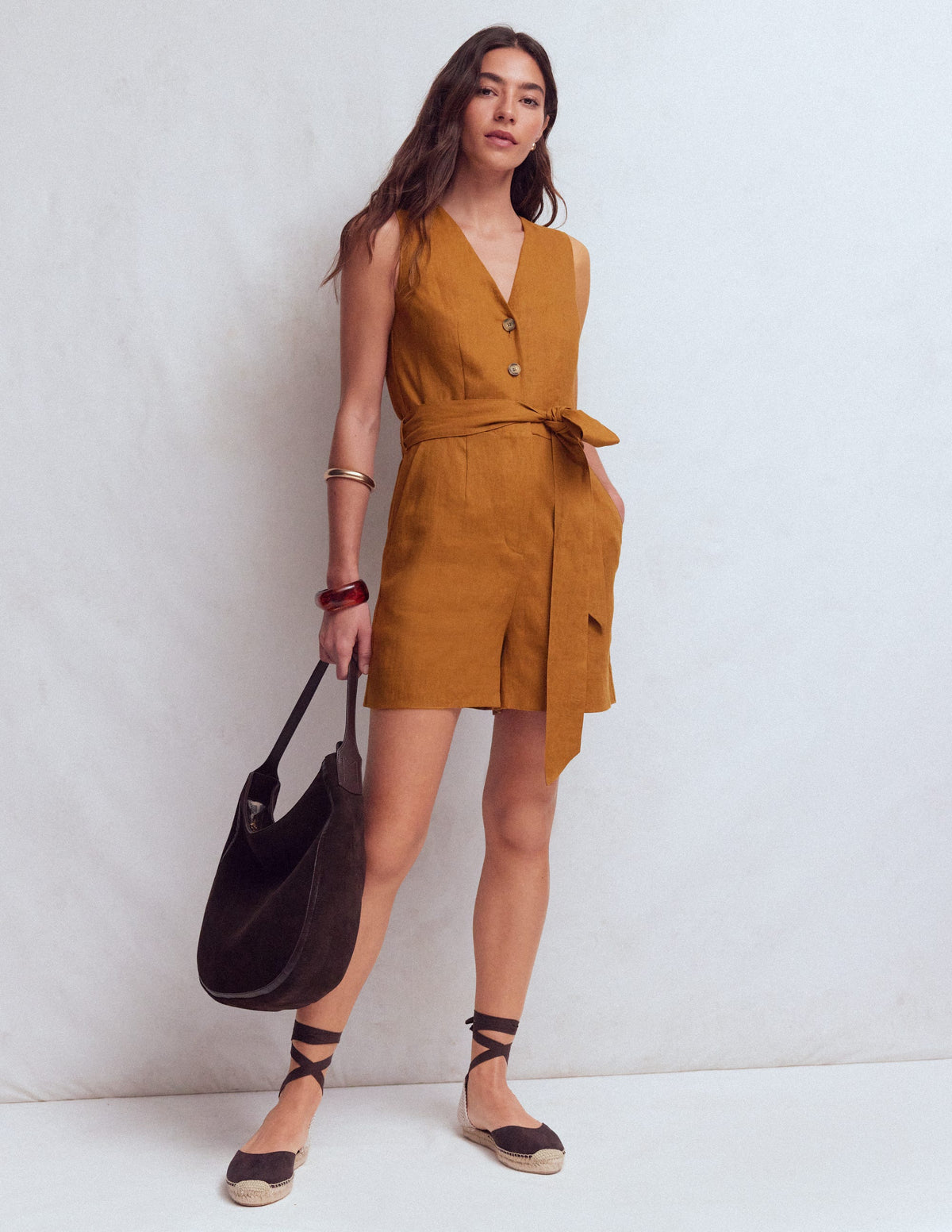 Laura Leinen-Jumpsuit mit V-Ausschnitt-Lebkuchen - Image 4