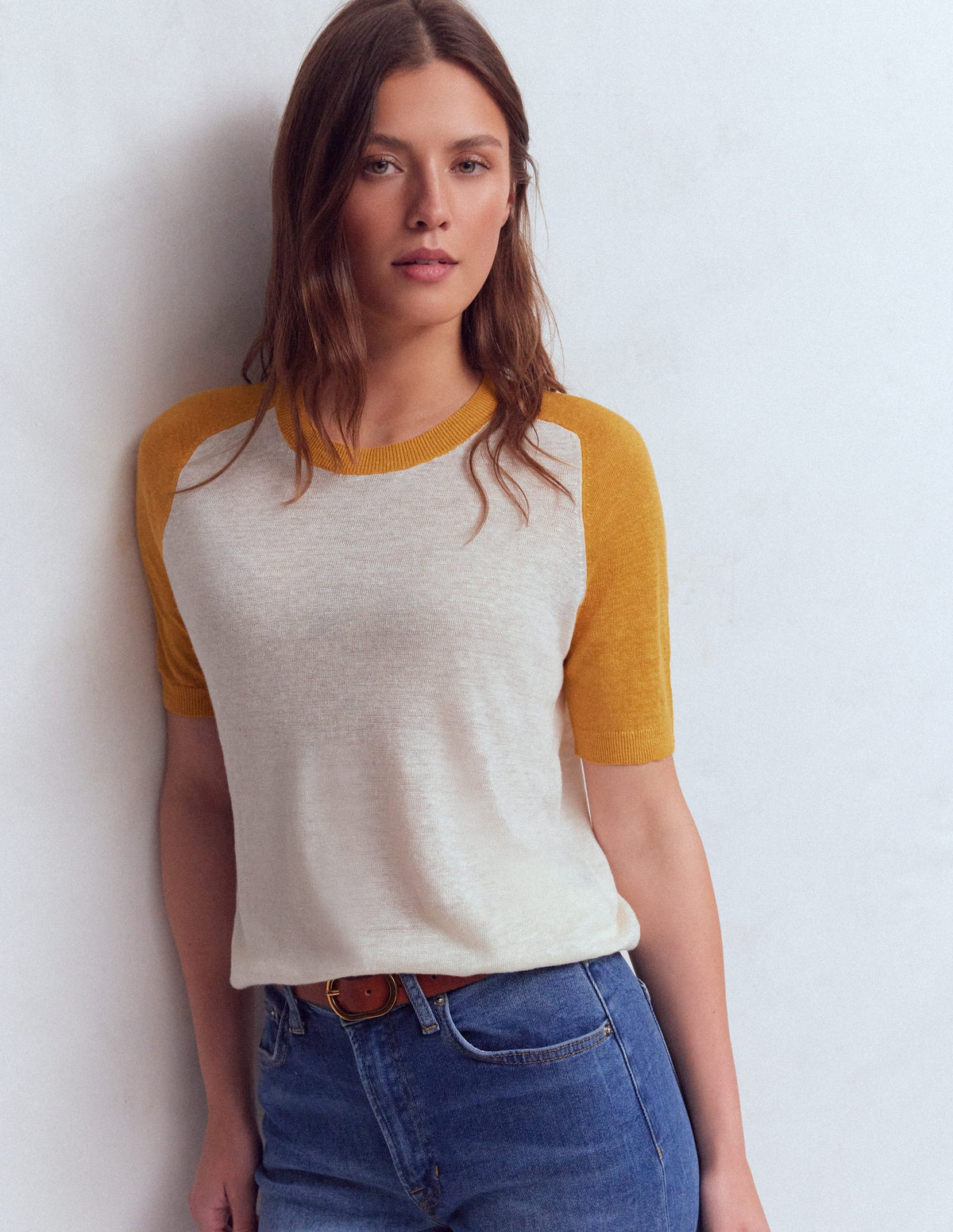 Agnes Leinen-T-Shirt mit Knopfleiste-Gelb, Blockfarben - Image 2