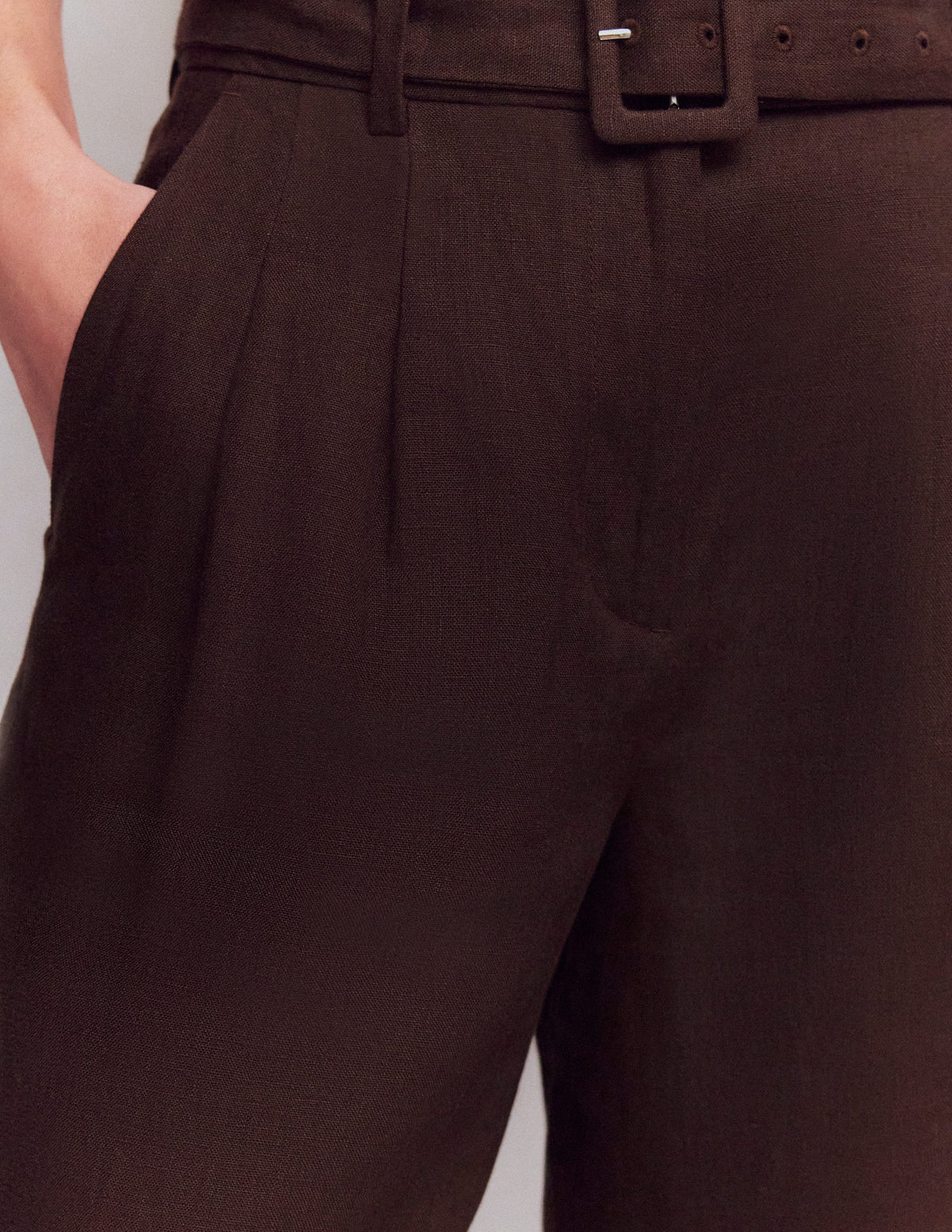 Chelsea Leinenshorts mit Gürtel-Bitterschokolade-3