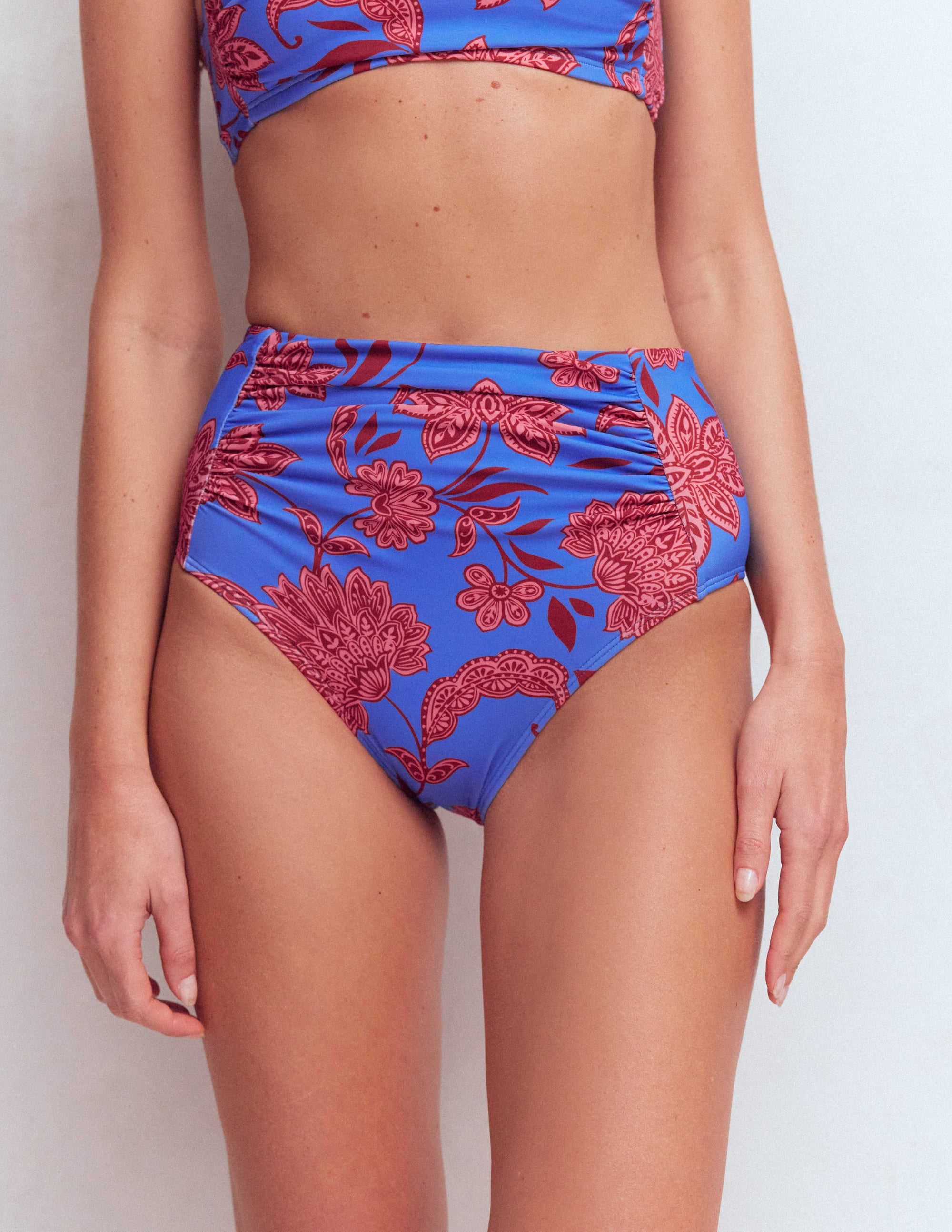 Kythira Geraffte Bikinihose-Blau, Elegante Blüten - Image 4