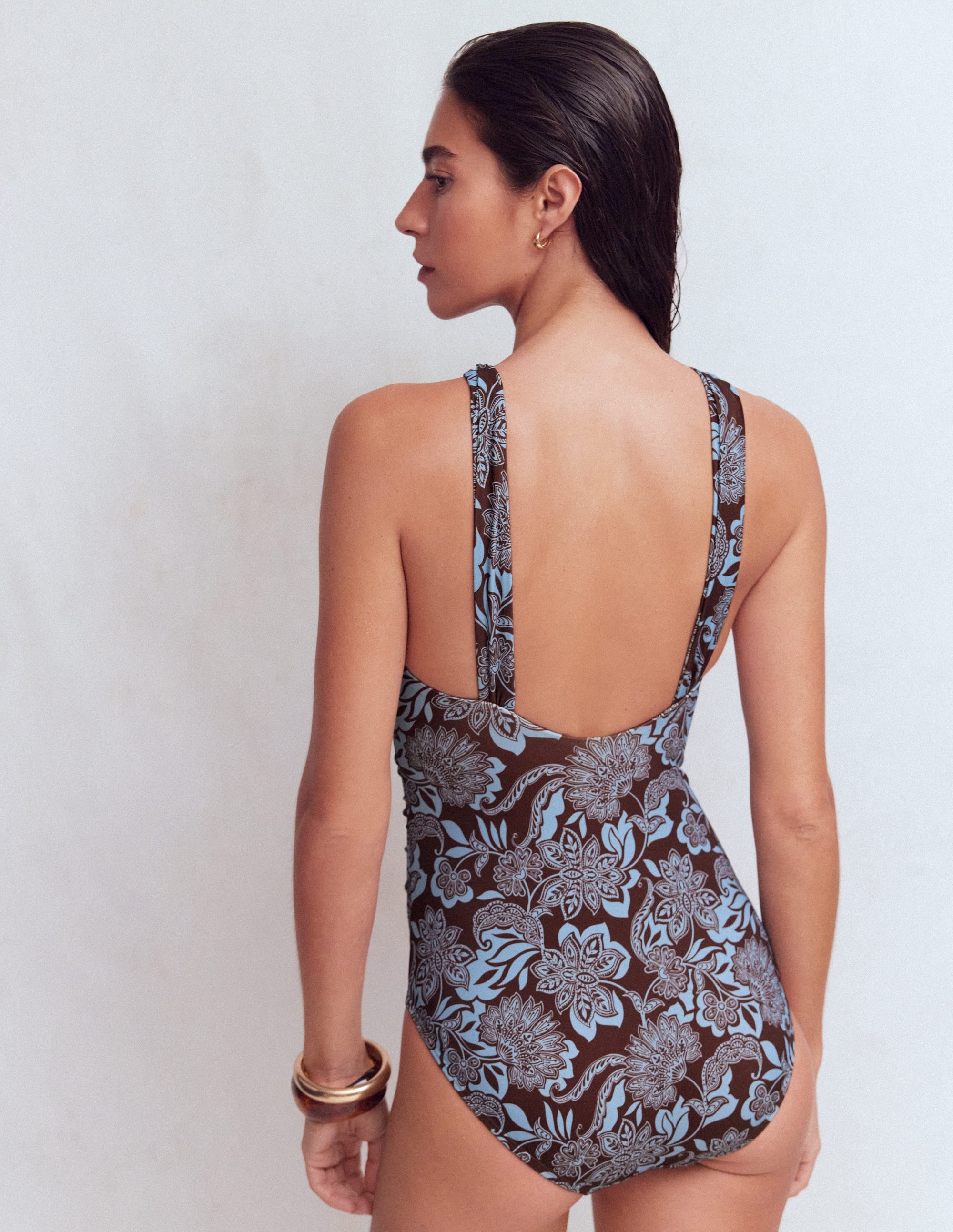 Badeanzug mit überkreuzten Trägern und Faltendetail-Heiße Schokolade, Elegante Blüten - Image 3