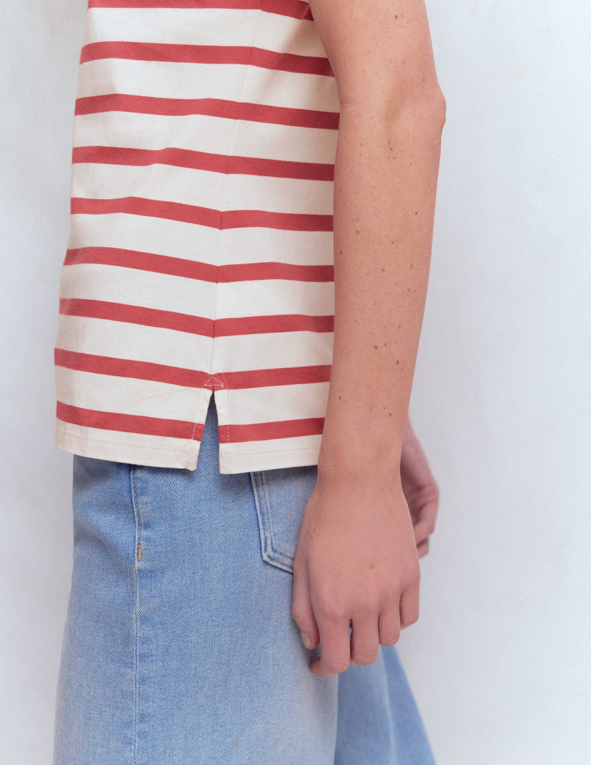 Olivia Kurzärmliges Bretonshirt-Erdiges Rot, Naturweiß Streifen - Image 2