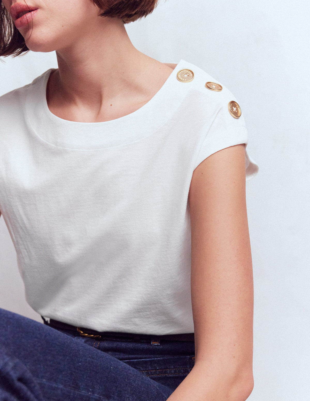 T-Shirt mit Knopfdetail-Weiß - Image 4