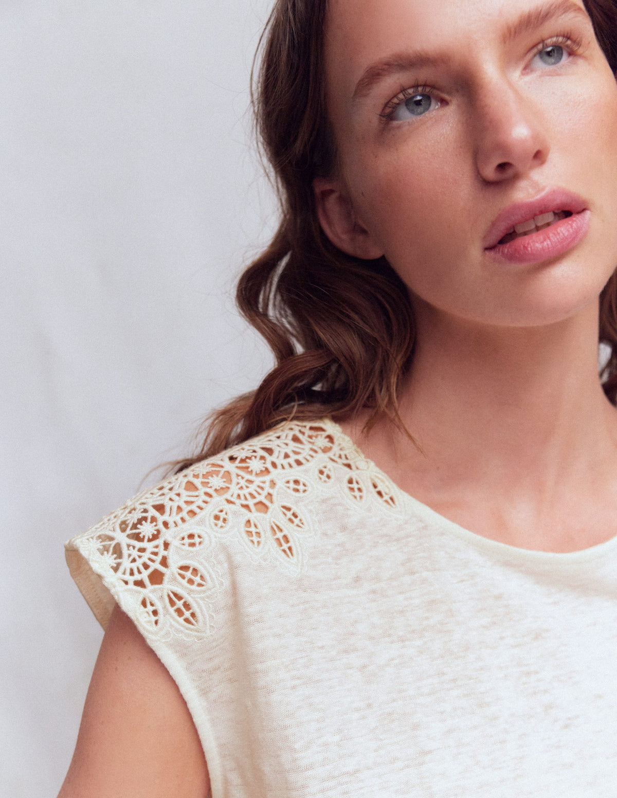 Tara Leinen-T-Shirt mit Cutwork-Naturweiß - Image 2