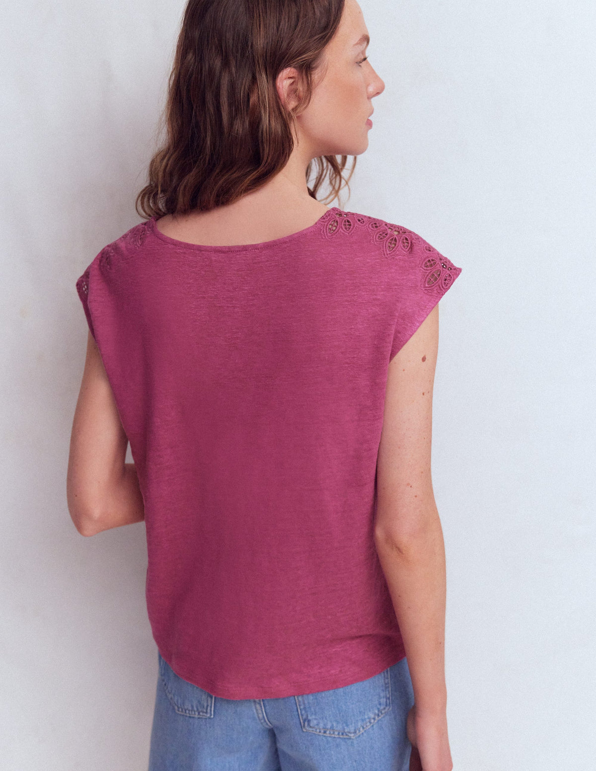 Tara Leinen-T-Shirt mit Cutwork-Violette Zwetschge - Image 3