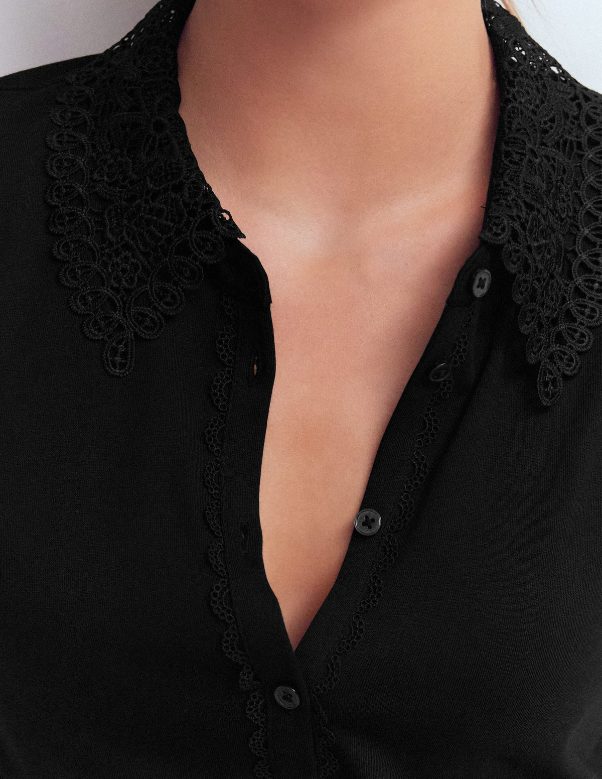 Nessa Bluse mit Lochstickerei am Kragen-Schwarz-2