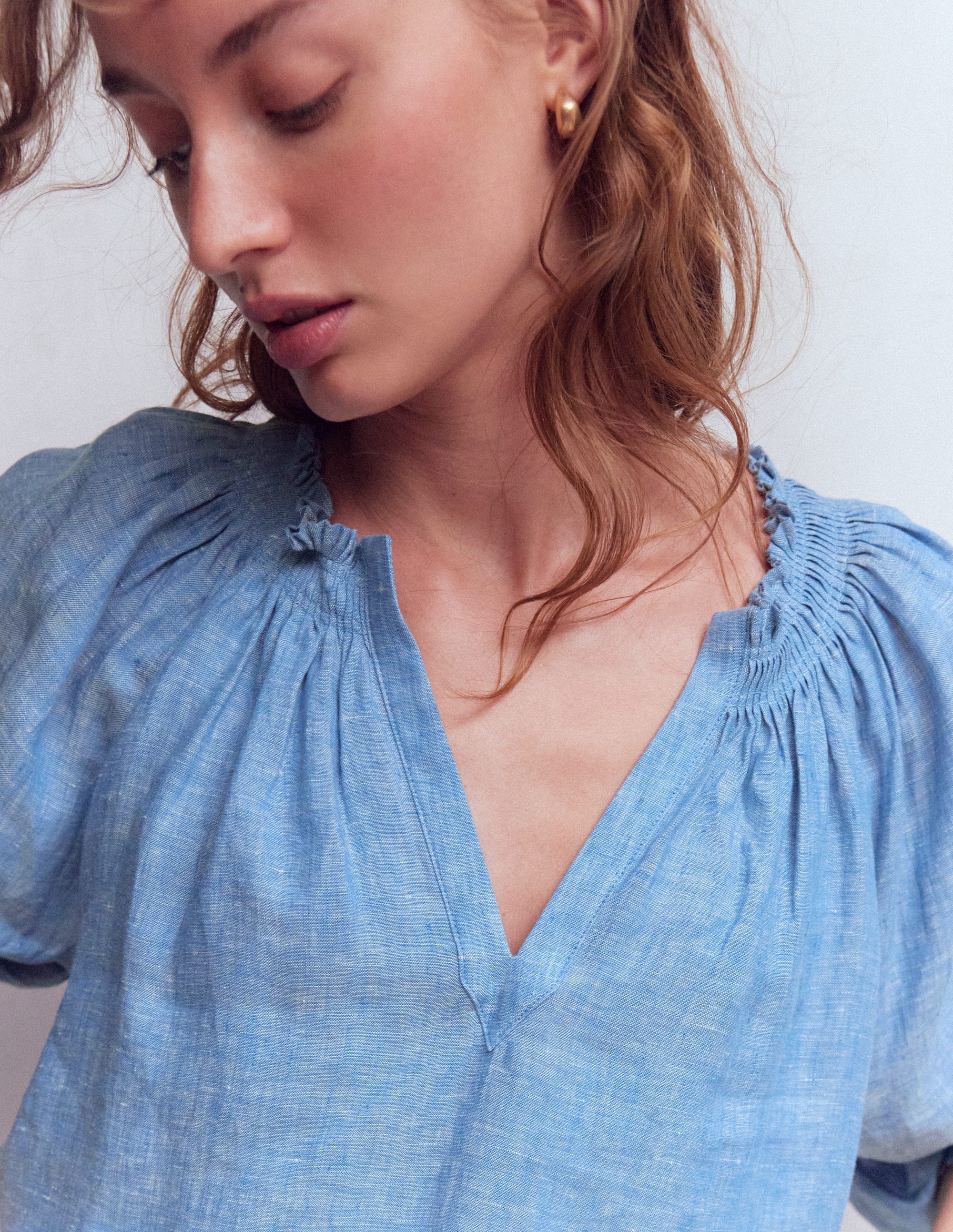 Top Serena en lin à col plissé-Bleu chambray - Image 2