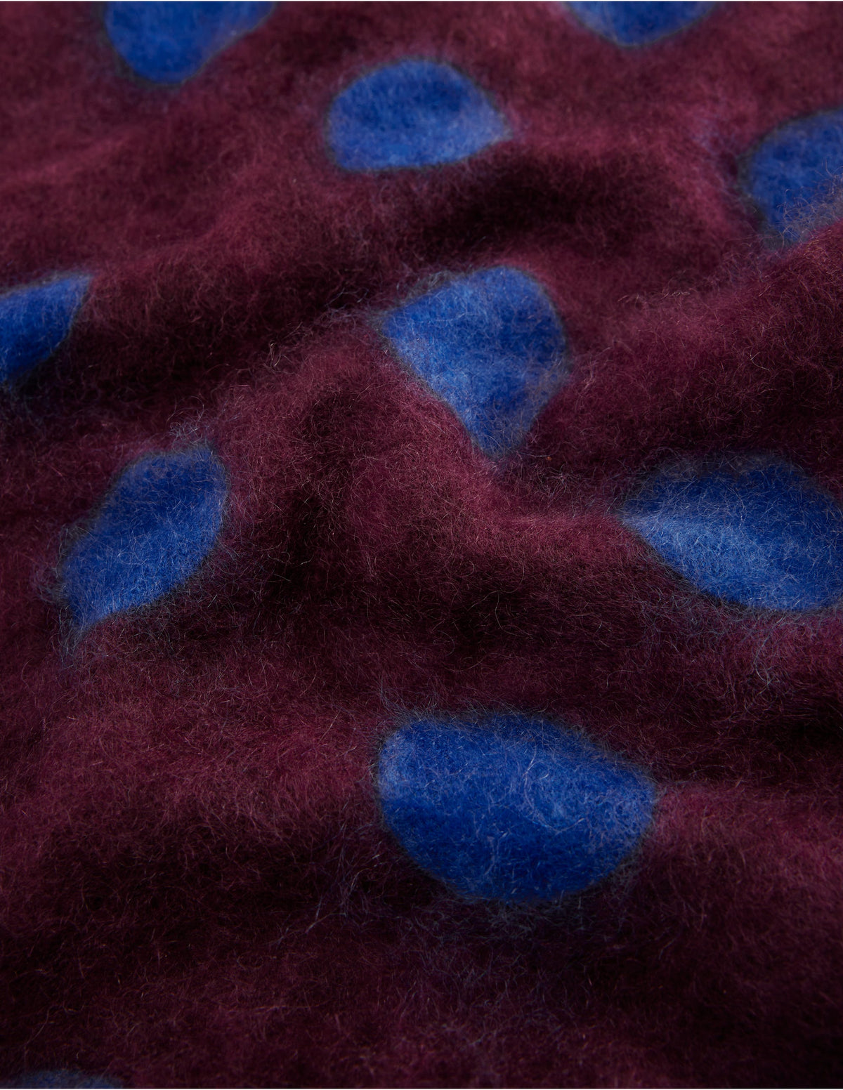 Schlauchschal aus gebürstetem Kaschmir-Dunkle Kirsche, Blaue Punkte - Image 3