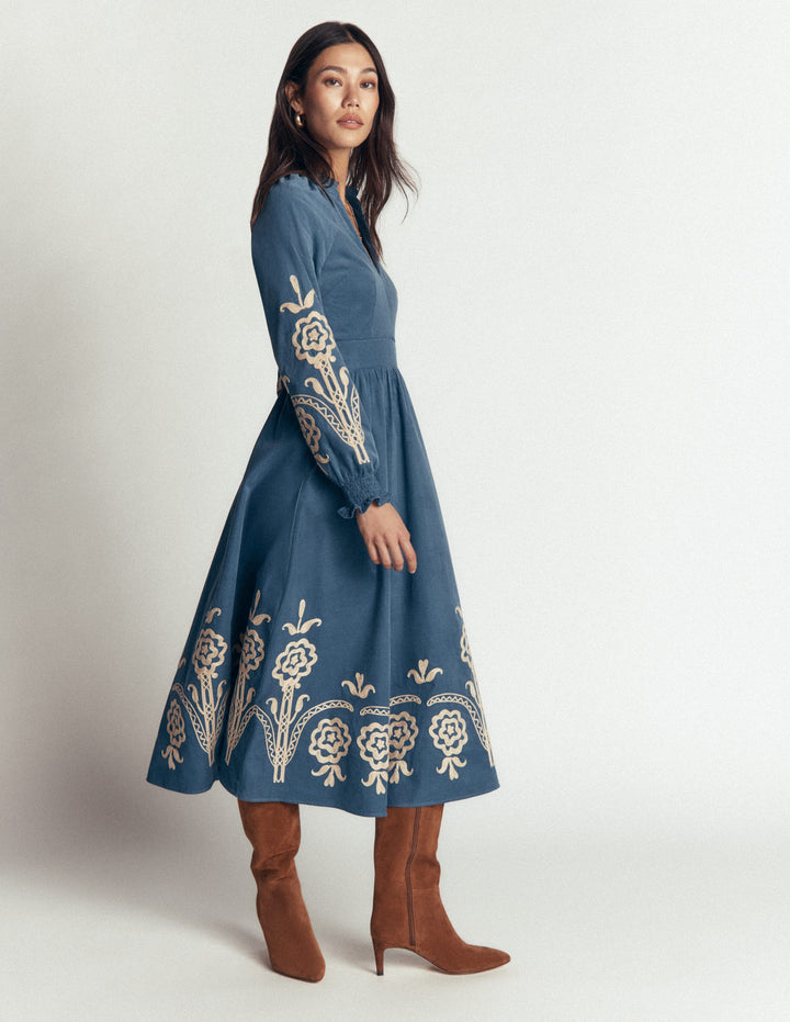Gesmoktes Midikleid aus Cord-Sturmblau, Stickerei