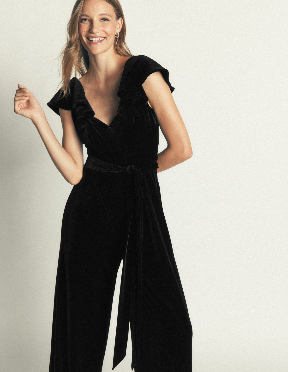 Samt-Jumpsuit mit Rüschen-Schwarz - Image 5
