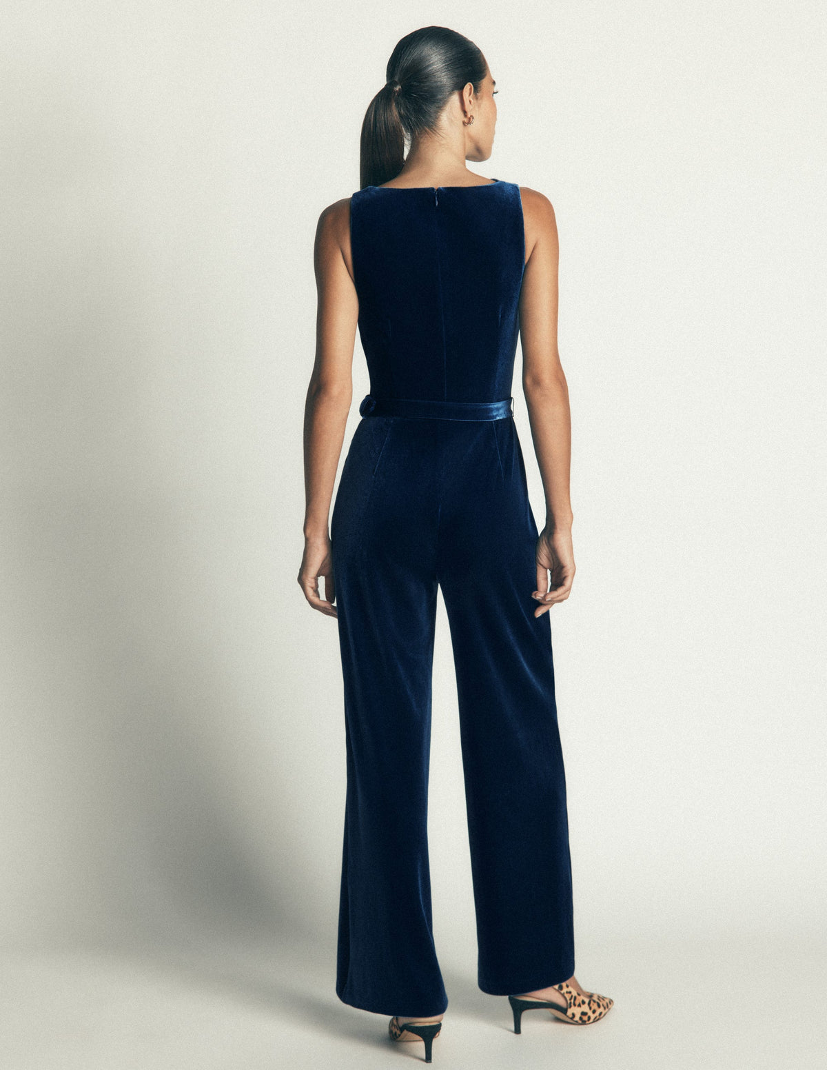 Samt-Jumpsuit mit Wasserfallausschnitt-Dunkles Aurorablau-3
