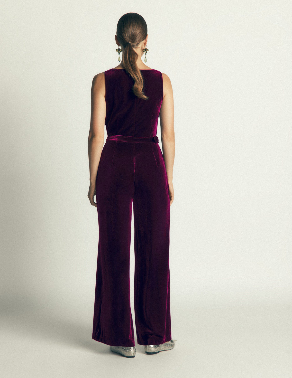 Samt-Jumpsuit mit Wasserfallausschnitt-Dunkle Kirsche - Image 3