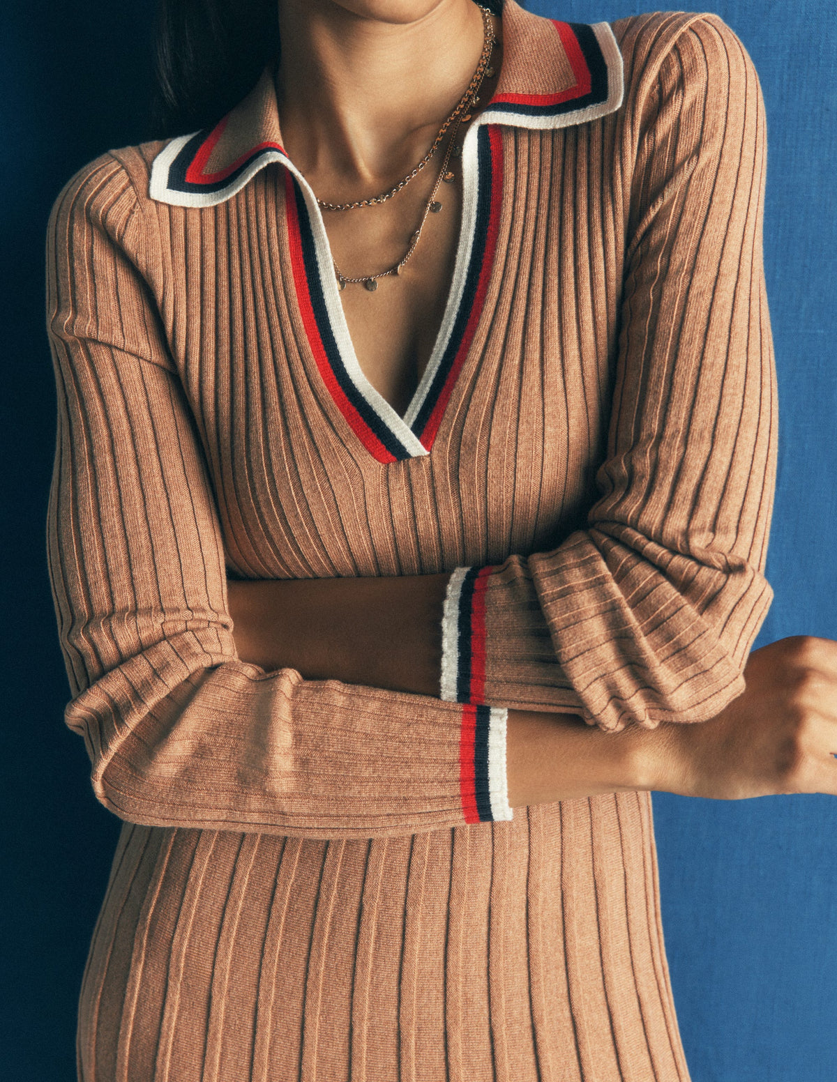 Geripptes Henley-Strickkleid-Camel Meliert - Image 2