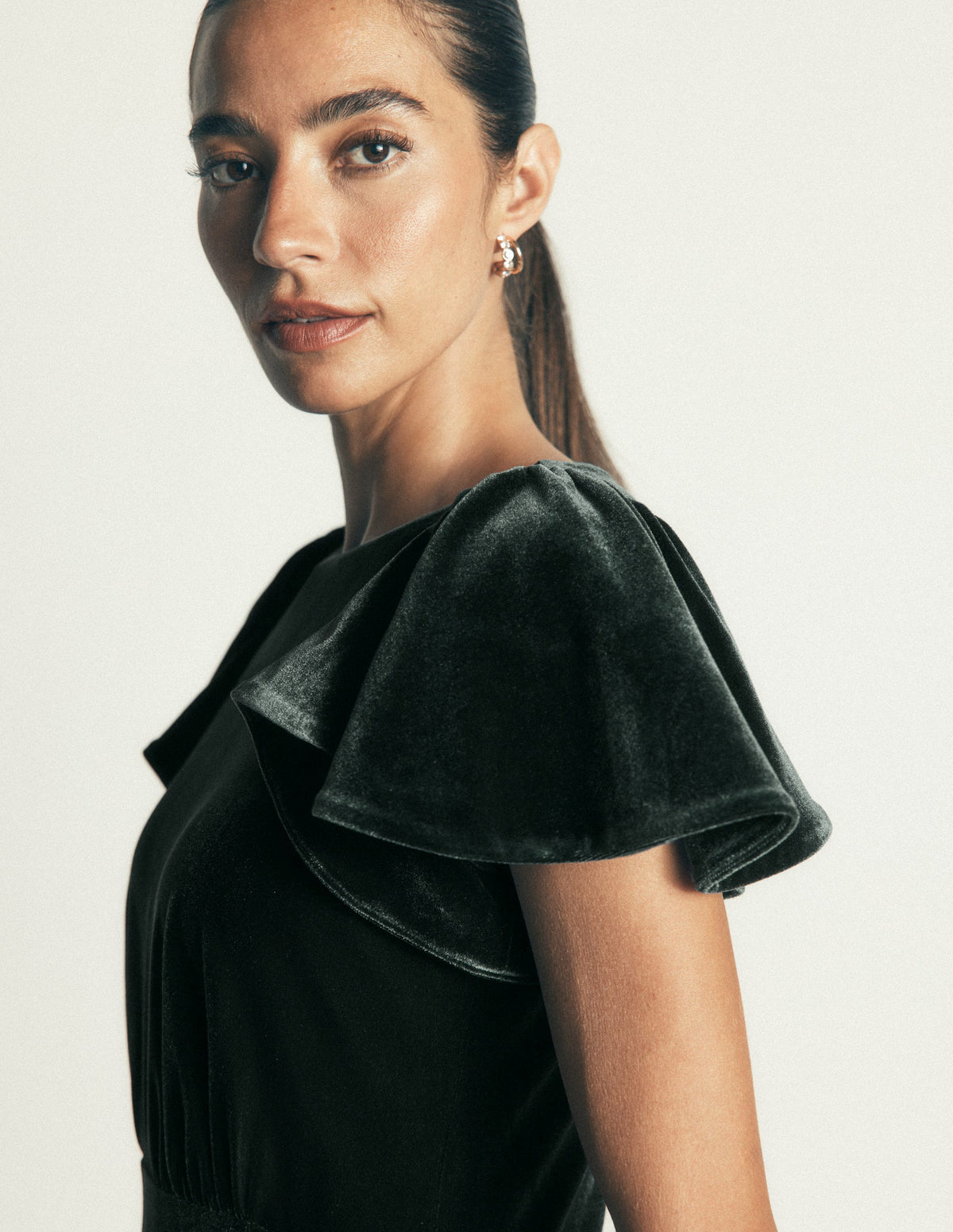Samtkleid mit drapierten Ärmeln-Skarabäus - Image 3