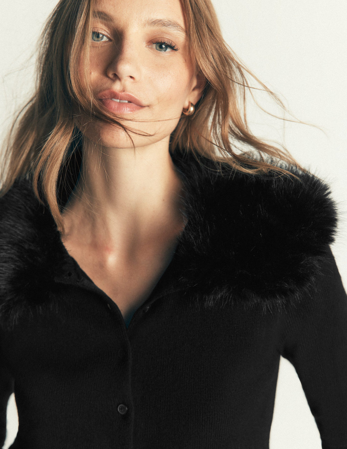 Verkürzte Strickjacke mit Fellkragen-Schwarz-2