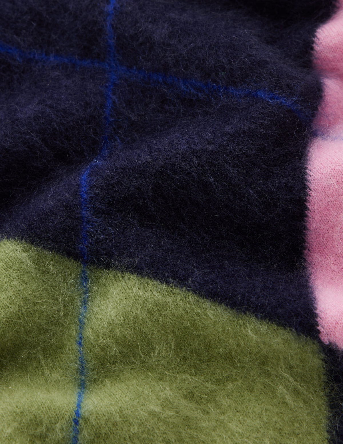 Kat Pullover aus gebürstetem Kaschmir-Marineblau, Rosa, Grün Argyle - Image 8