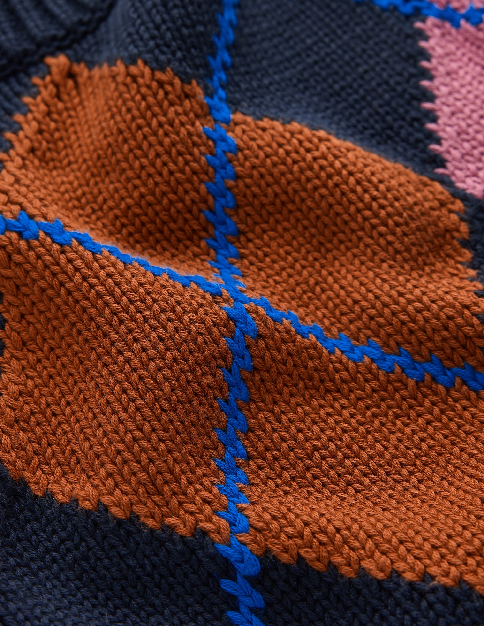 Lucy Grob gestrickter Baumwollpullover-Marineblau, Rosa und Braun Argyle - Image 7