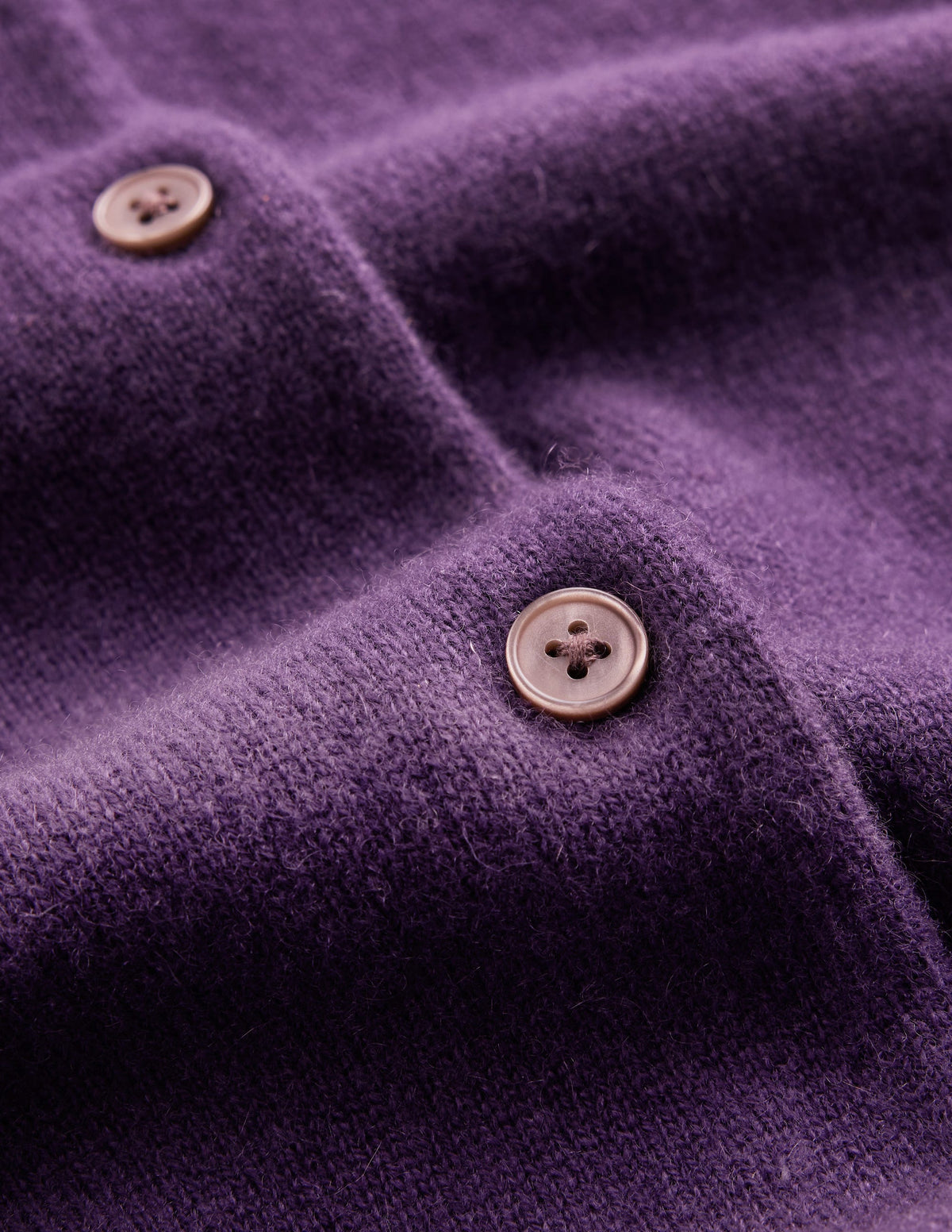 Elsie Kaschmir-Strickjacke mit Rundhalsausschnitt-Dunkle Traube - Image 6