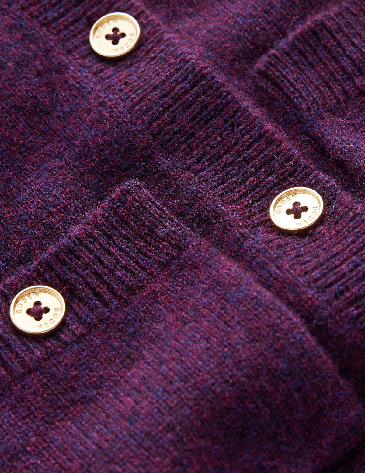 Marianne Strickjacke aus Merinowolle-Dunkle Kirsche-8