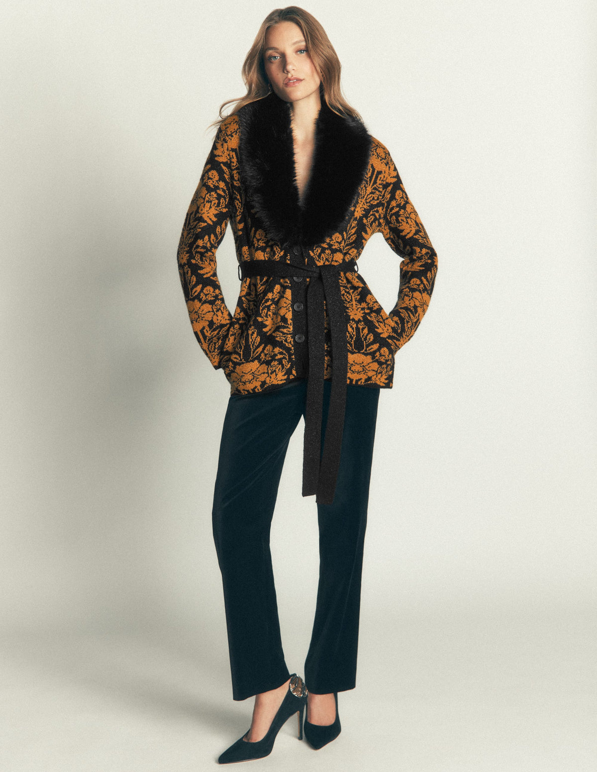 Wickelstrickjacke mit Gürtel-Metallic-Schwarz Gold Jacquard - Image 2