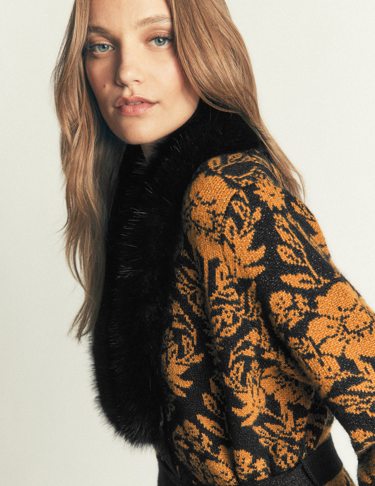Wickelstrickjacke mit Gürtel-Metallic-Schwarz Gold Jacquard - Image 5