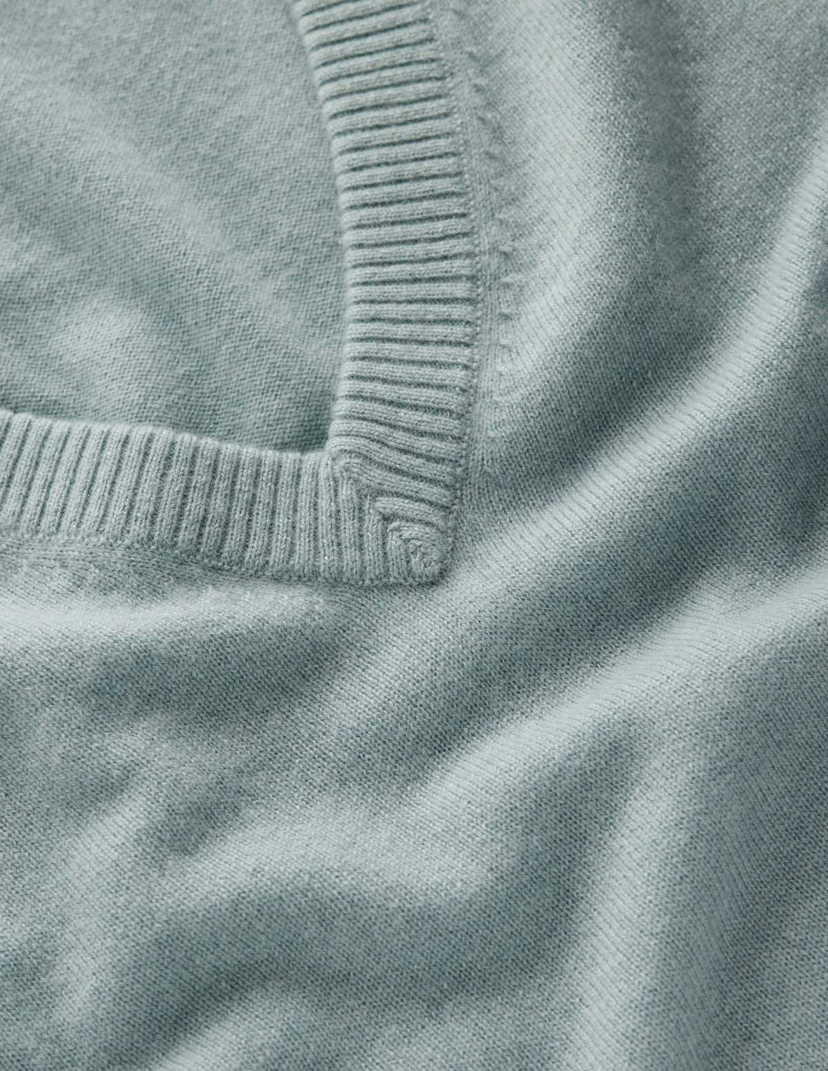 Elsie Kaschmirpullover mit V-Ausschnitt-Klarer Himmel - Image 6