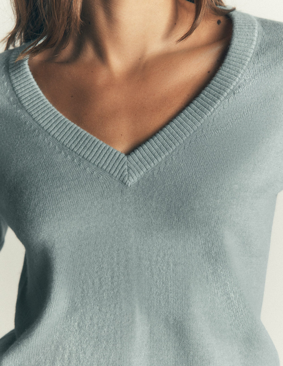 Elsie Kaschmirpullover mit V-Ausschnitt-Klarer Himmel - Image 2