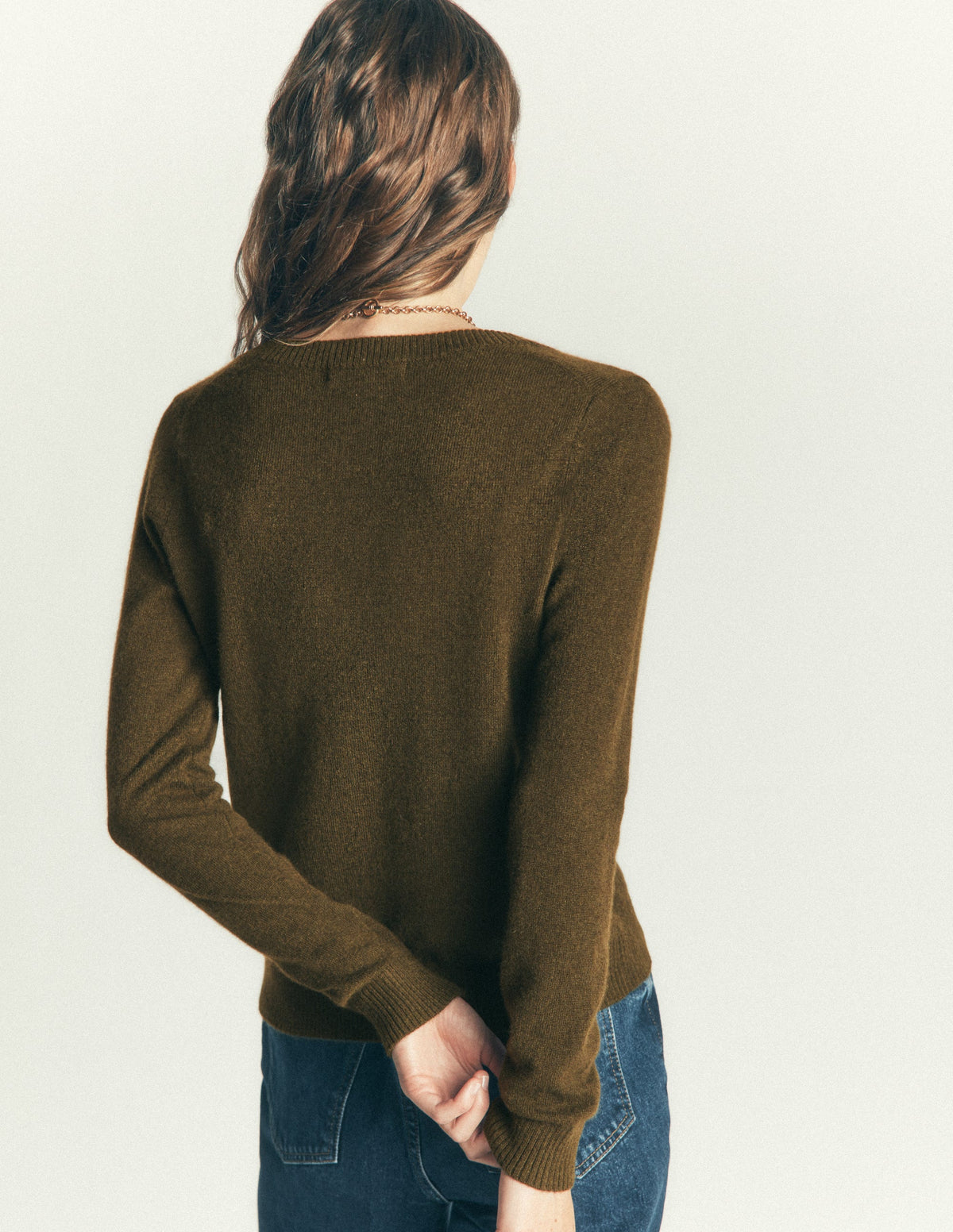 Elsie Kaschmirpullover mit V-Ausschnitt-Jagdgrün - Image 3