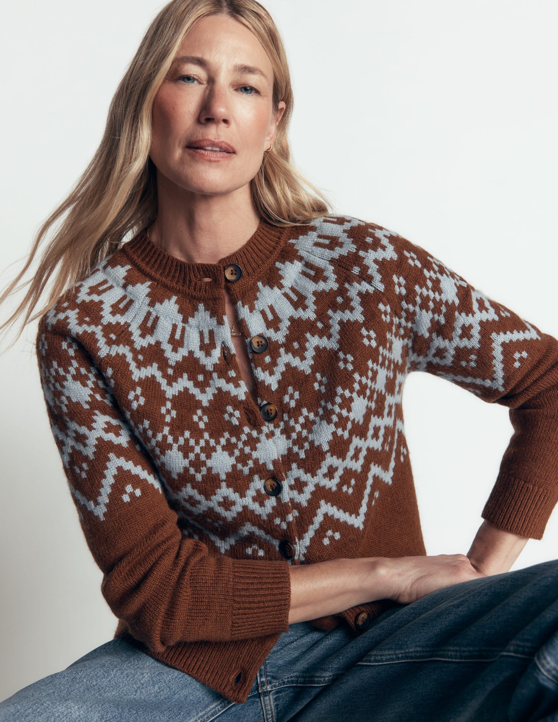 Mae Fair-Isle-Strickjacke-Blumenerde-3