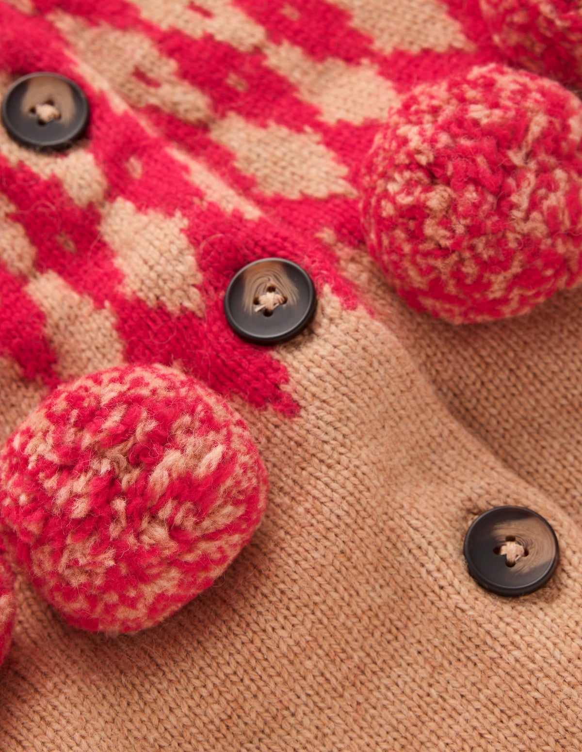 Mae Fair-Isle-Strickjacke-Camel, Rote Bommeln - Image 7