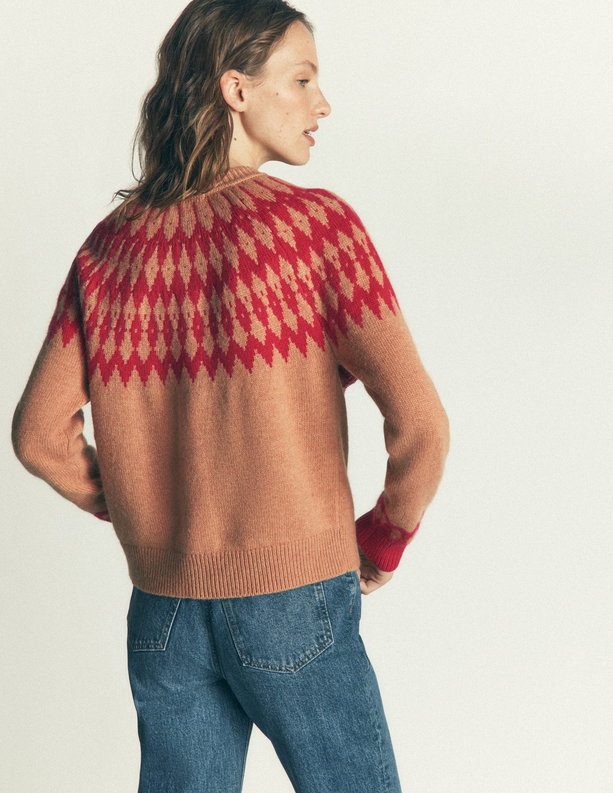 Mae Fair-Isle-Strickjacke-Camel, Rote Bommeln - Image 3
