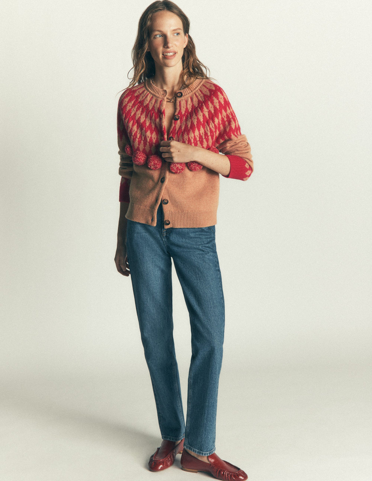 Mae Fair-Isle-Strickjacke-Camel, Rote Bommeln-4