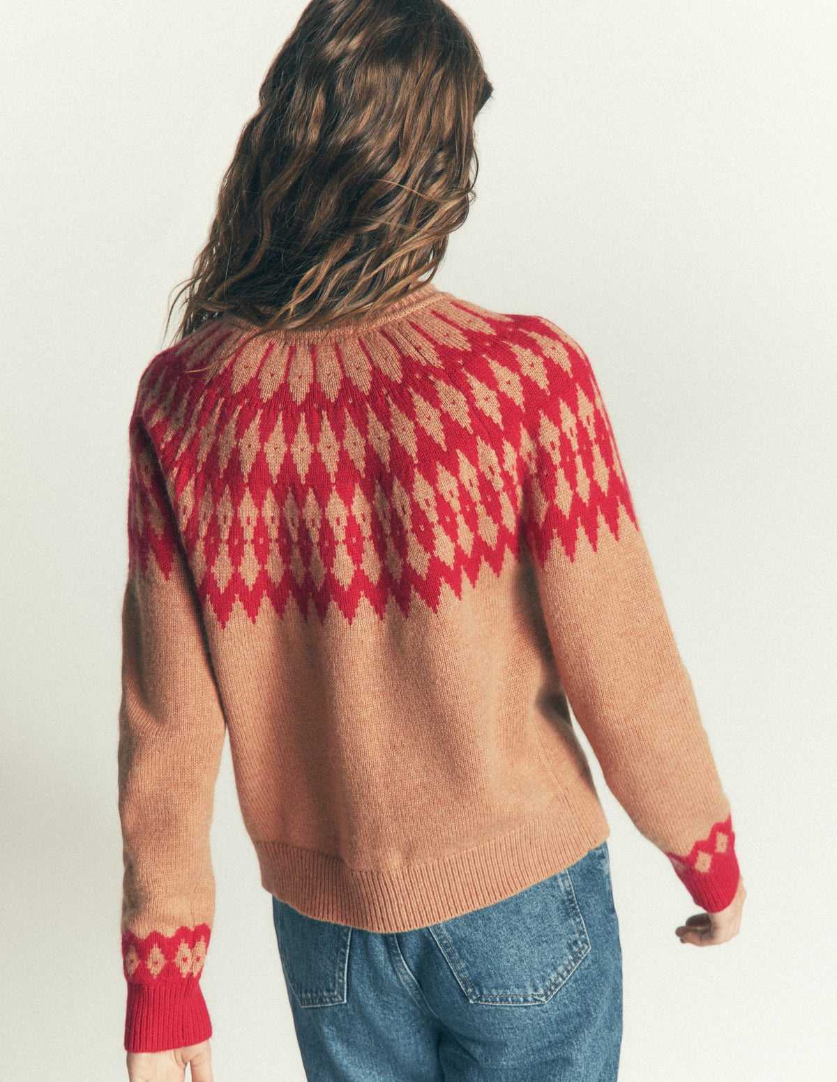 Mae Fair-Isle-Strickjacke-Camel, Rote Bommeln - Image 5