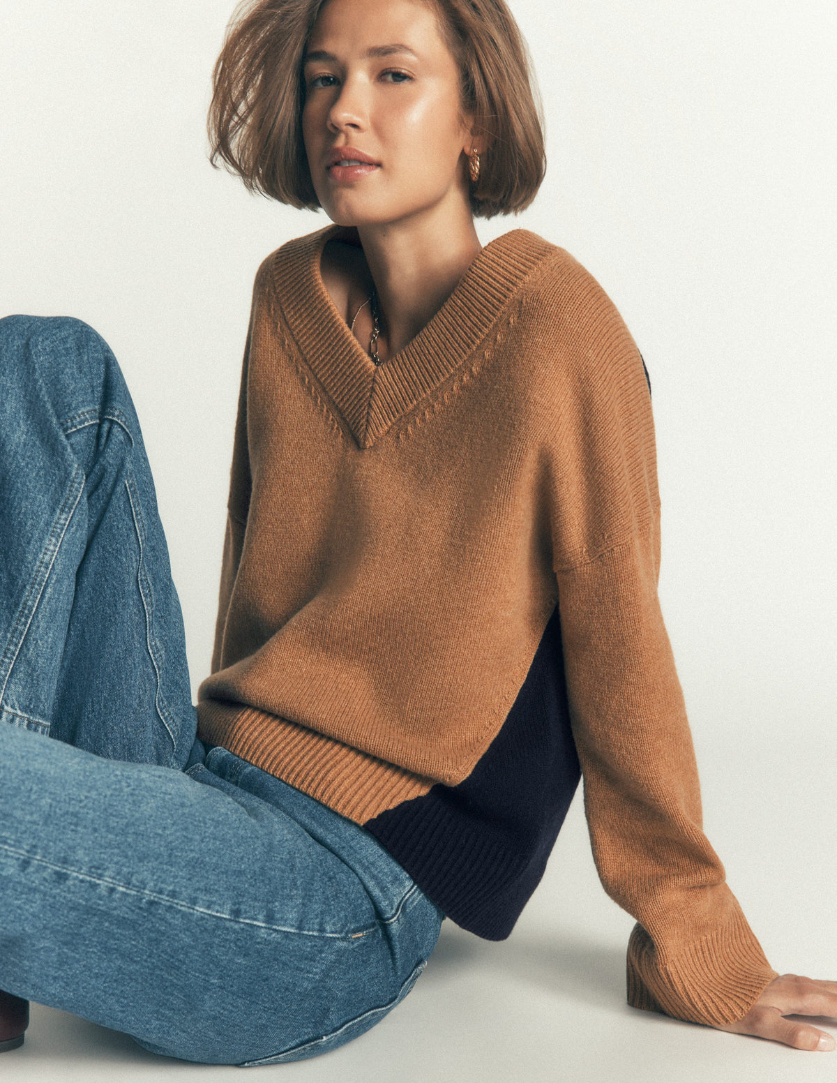 Marta Merino-Pullover mit V-Ausschnitt-Camel, Marineblau Color Blocking - Image 1