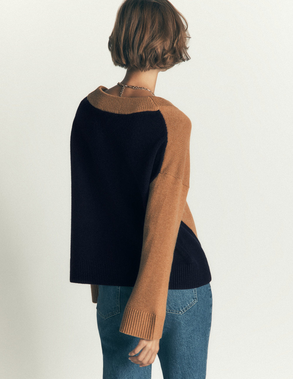 Marta Merino-Pullover mit V-Ausschnitt-Camel, Marineblau Color Blocking-3