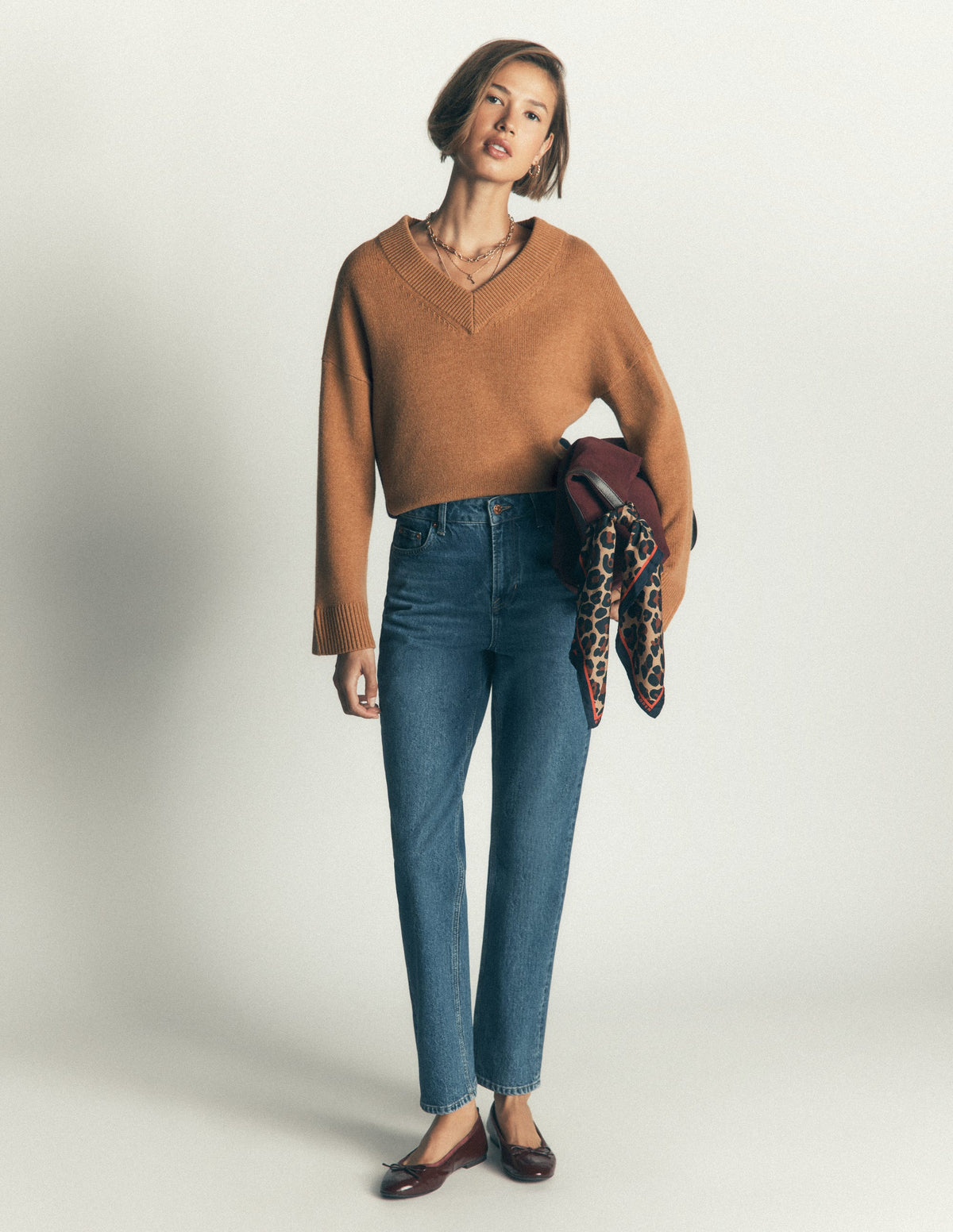 Marta Merino-Pullover mit V-Ausschnitt-Camel, Marineblau Color Blocking - Image 4
