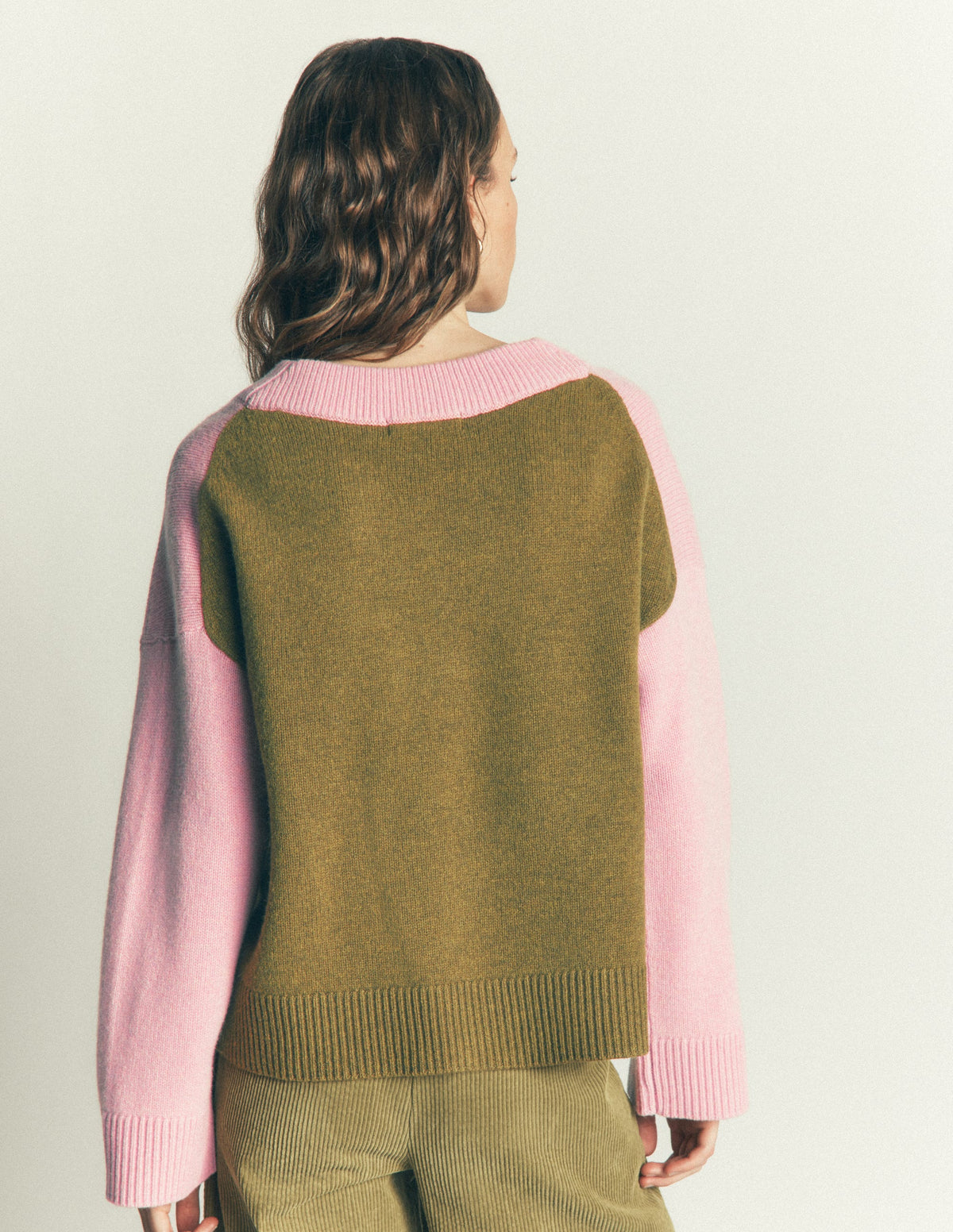 Marta Merino-Pullover mit V-Ausschnitt-Rosé, Grün Color Blocking - Image 4