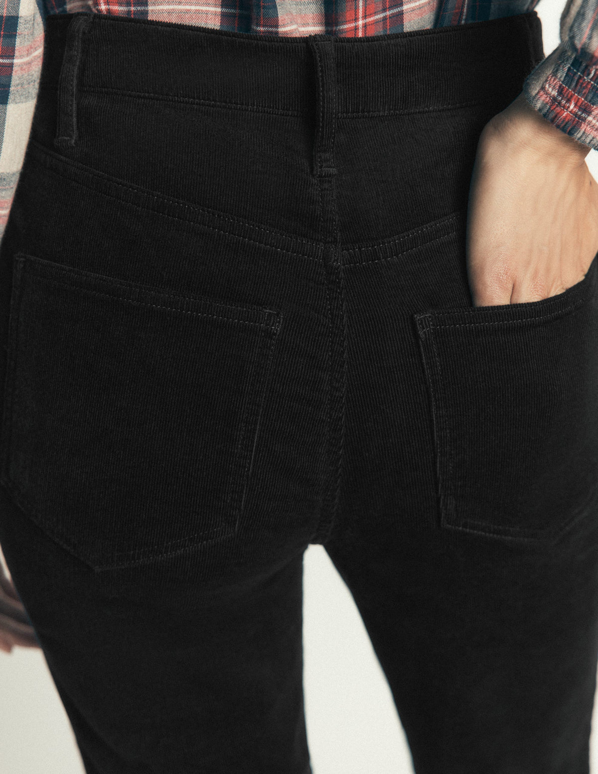 Schmal geschnittene Cord-Jeans mit hohem Bund-Schwarz - Image 2
