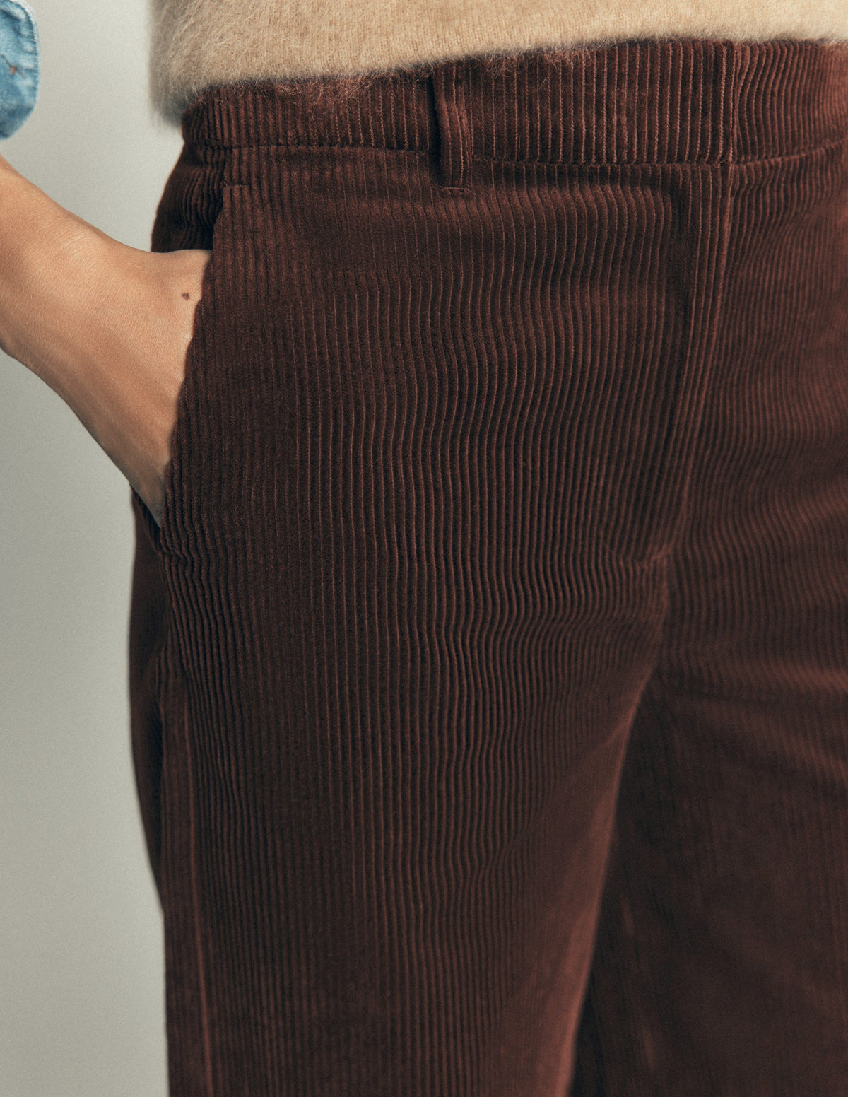 Belgravia Hose aus Jumbo-Cord-Bitterschokolade-5
