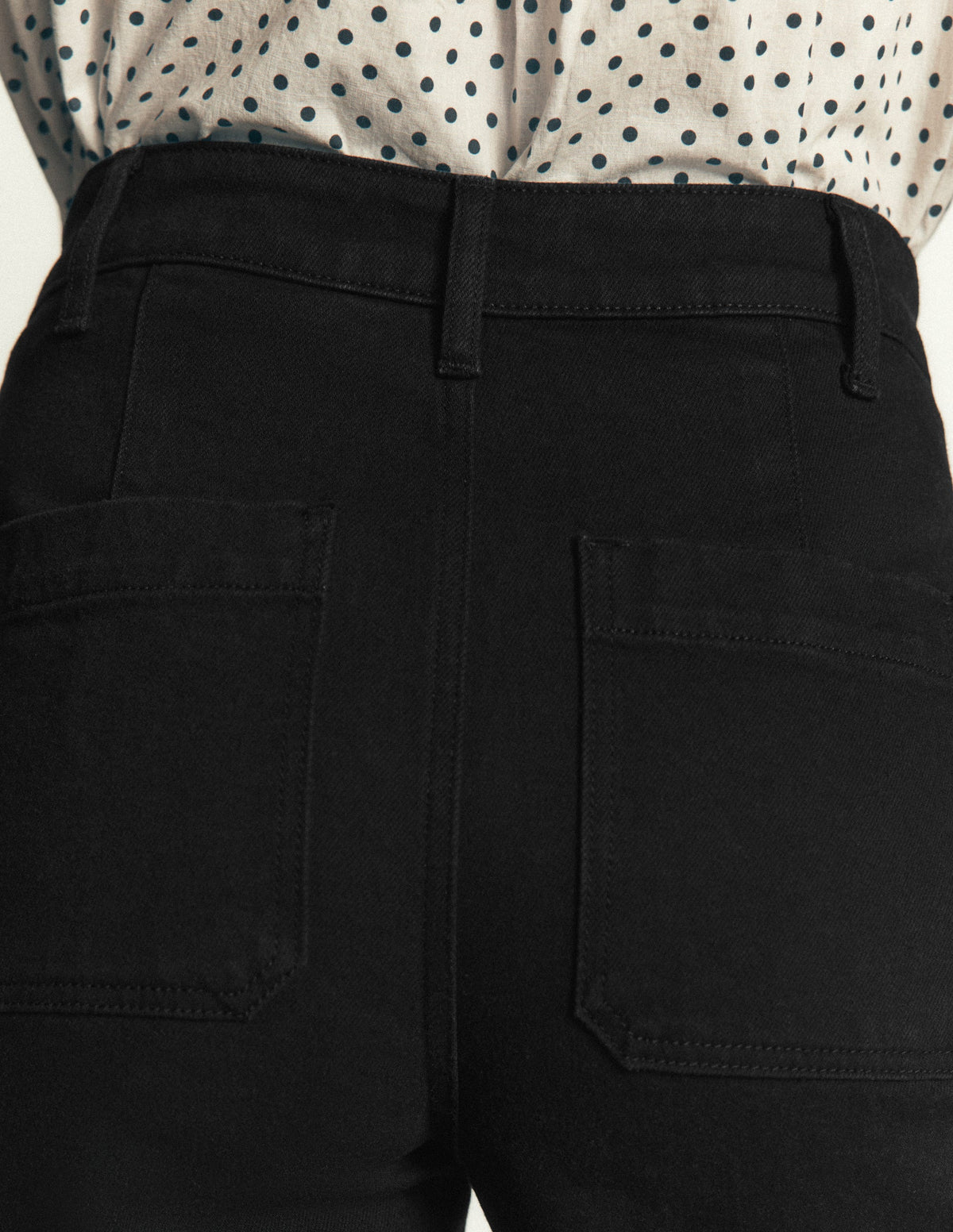 Ausgestellte Jeans mit aufgesetzter Tasche-Schwarz - Image 2