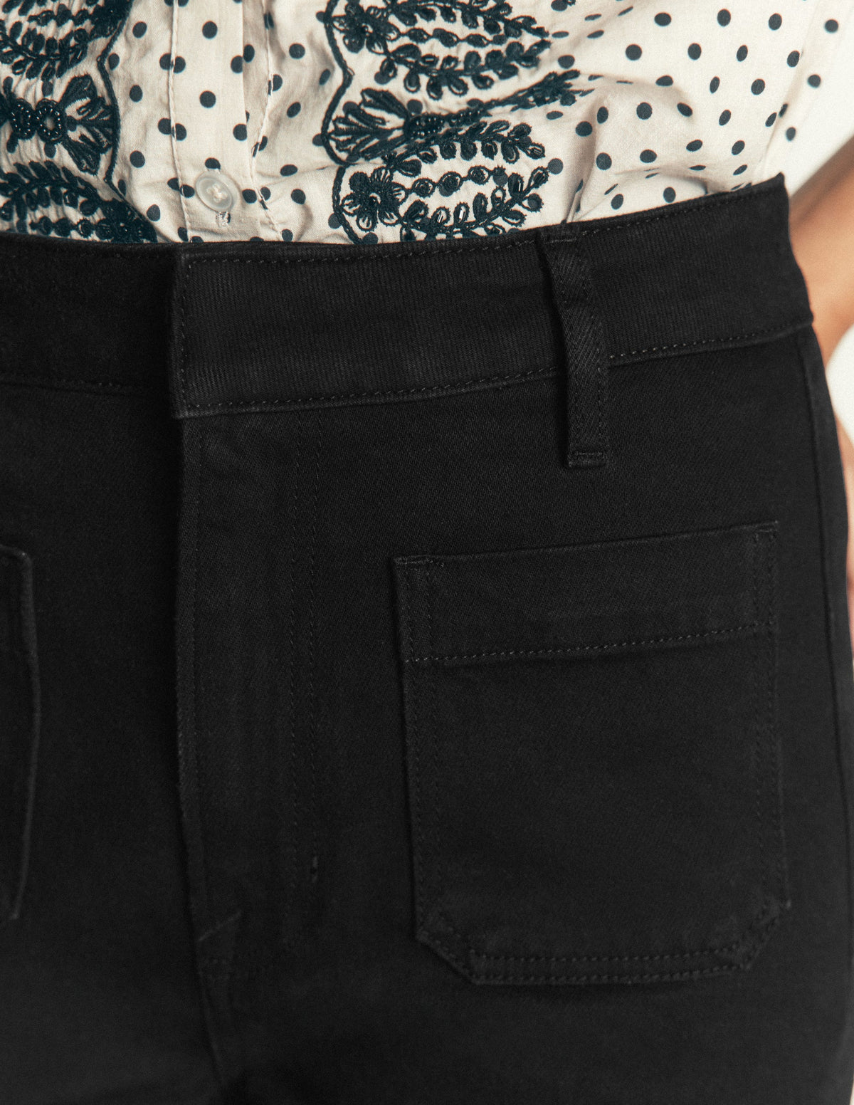 Ausgestellte Jeans mit aufgesetzter Tasche-Schwarz-5