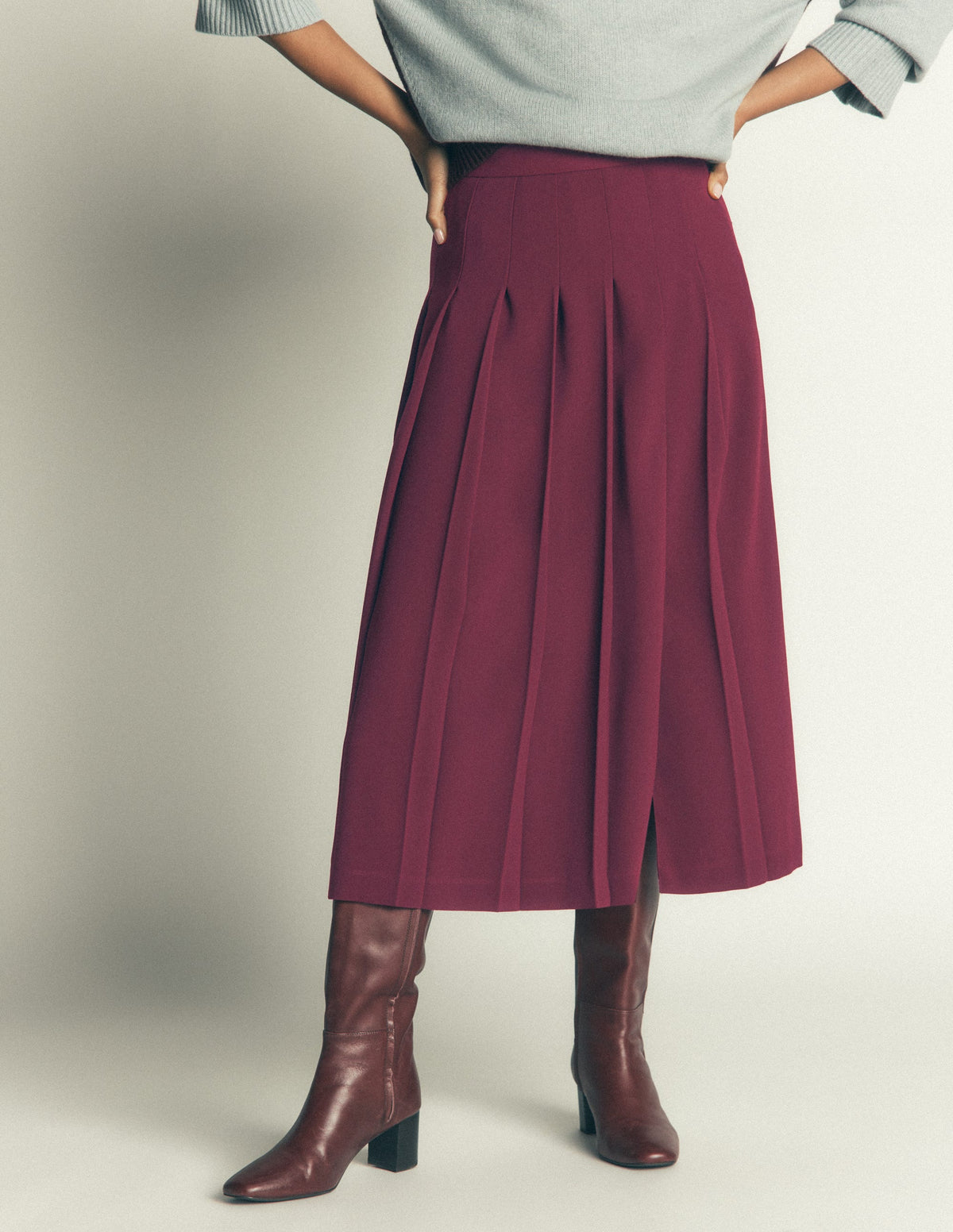 Plissierter Midirock mit seitlichem Schlitz-Dunkle Kirsche - Image 4