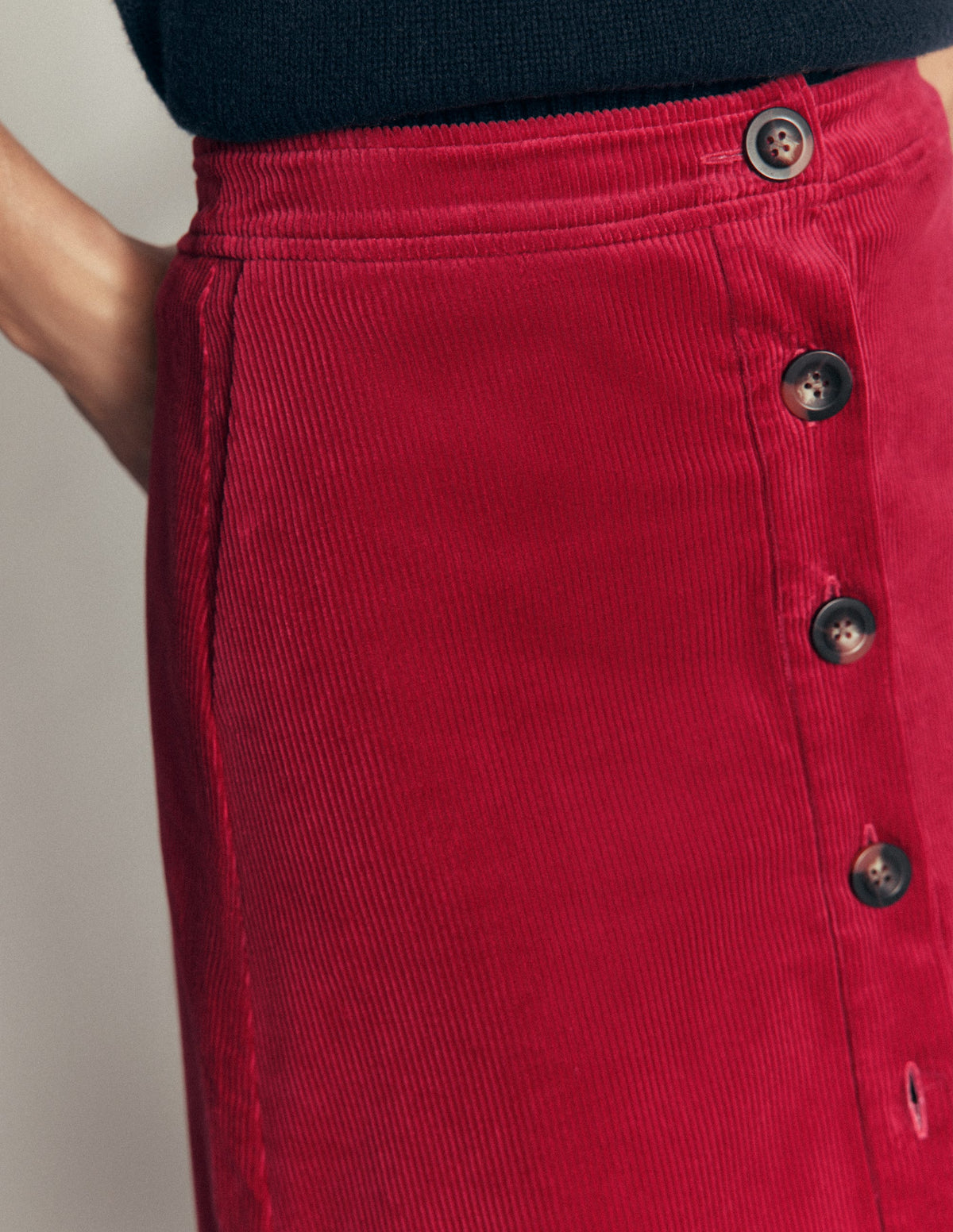 Val Cord-Midirock mit Knopf-Erdiges Rot-2